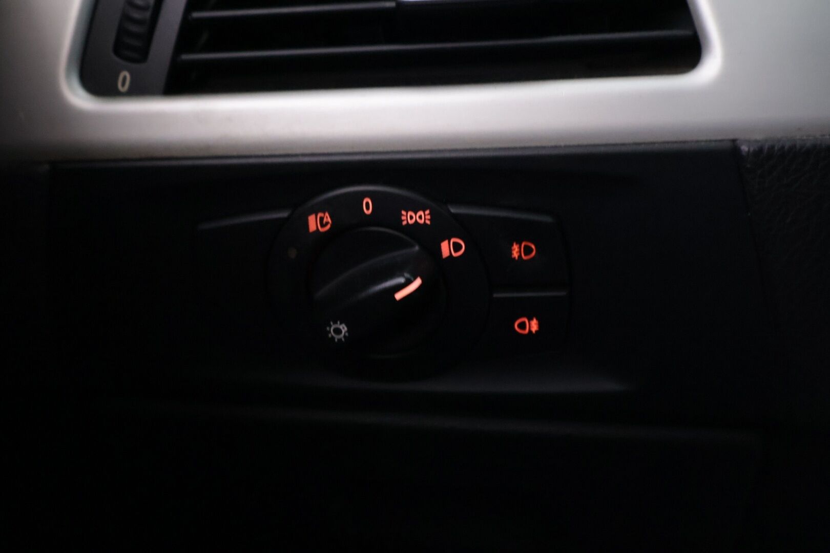 BMW 320D 2006 - YritysOutlet - Myydään vain yrityksille - | Koukku alletaittuva | Premium Audio | Prof.Nav | Urheiluistuimet | Lohko | 8kk leimaa |