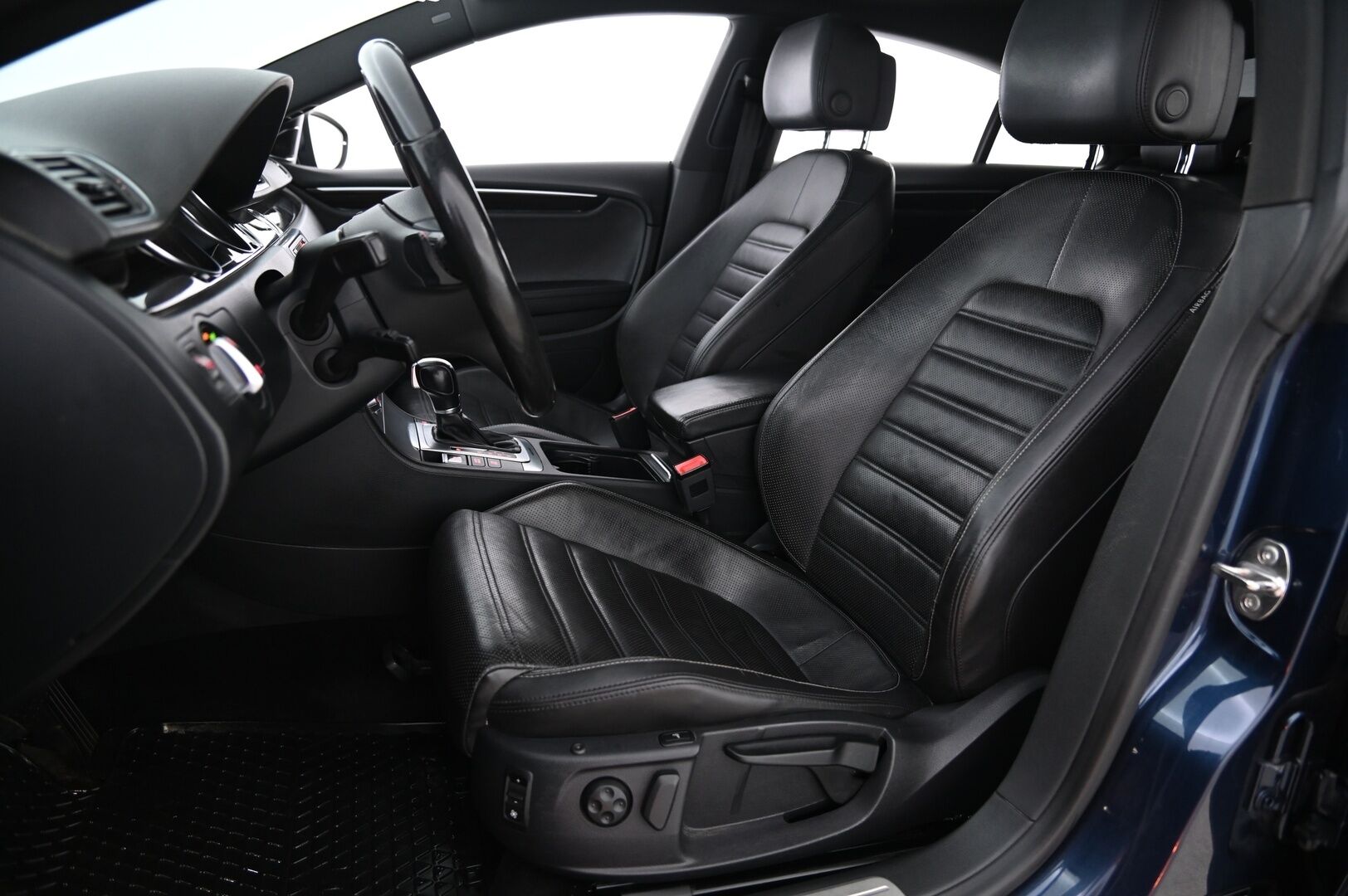 Volkswagen CC 2014 CC 2,0 TDI 130 kW (177 hv) BlueMotion Technology 4MOTION Webasto / Hieronta / Ilmastoidut Nahkapenkit / ACC / Panorama - Peruutuskamera / Nahkasisusta / DCC / Dynaudio / Mustasisäkatto / Huollettu 09/25