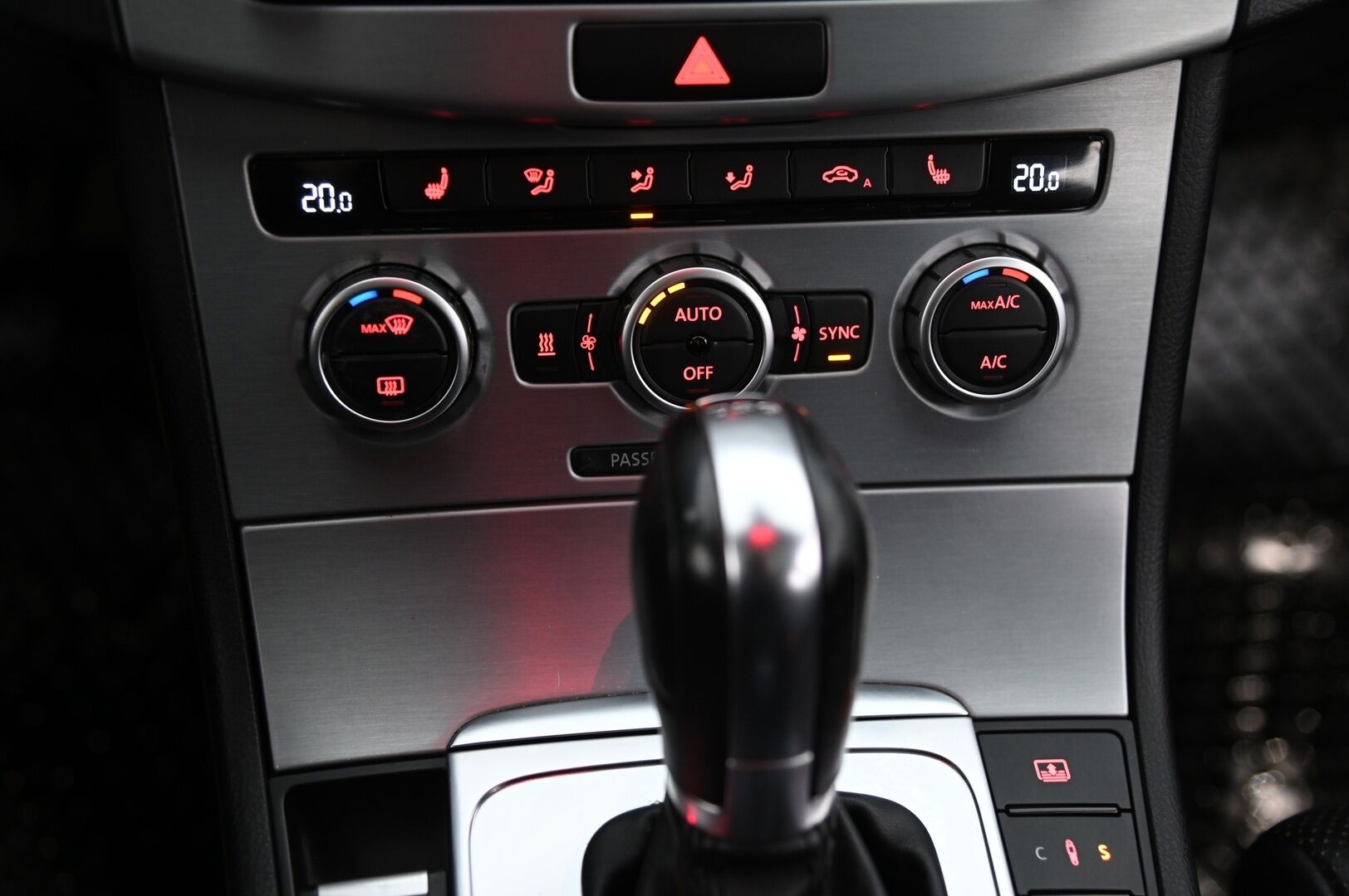 Volkswagen CC 2014 CC 2,0 TDI 130 kW (177 hv) BlueMotion Technology 4MOTION Webasto / Hieronta / Ilmastoidut Nahkapenkit / ACC / Panorama - Peruutuskamera / Nahkasisusta / DCC / Dynaudio / Mustasisäkatto / Huollettu 09/25