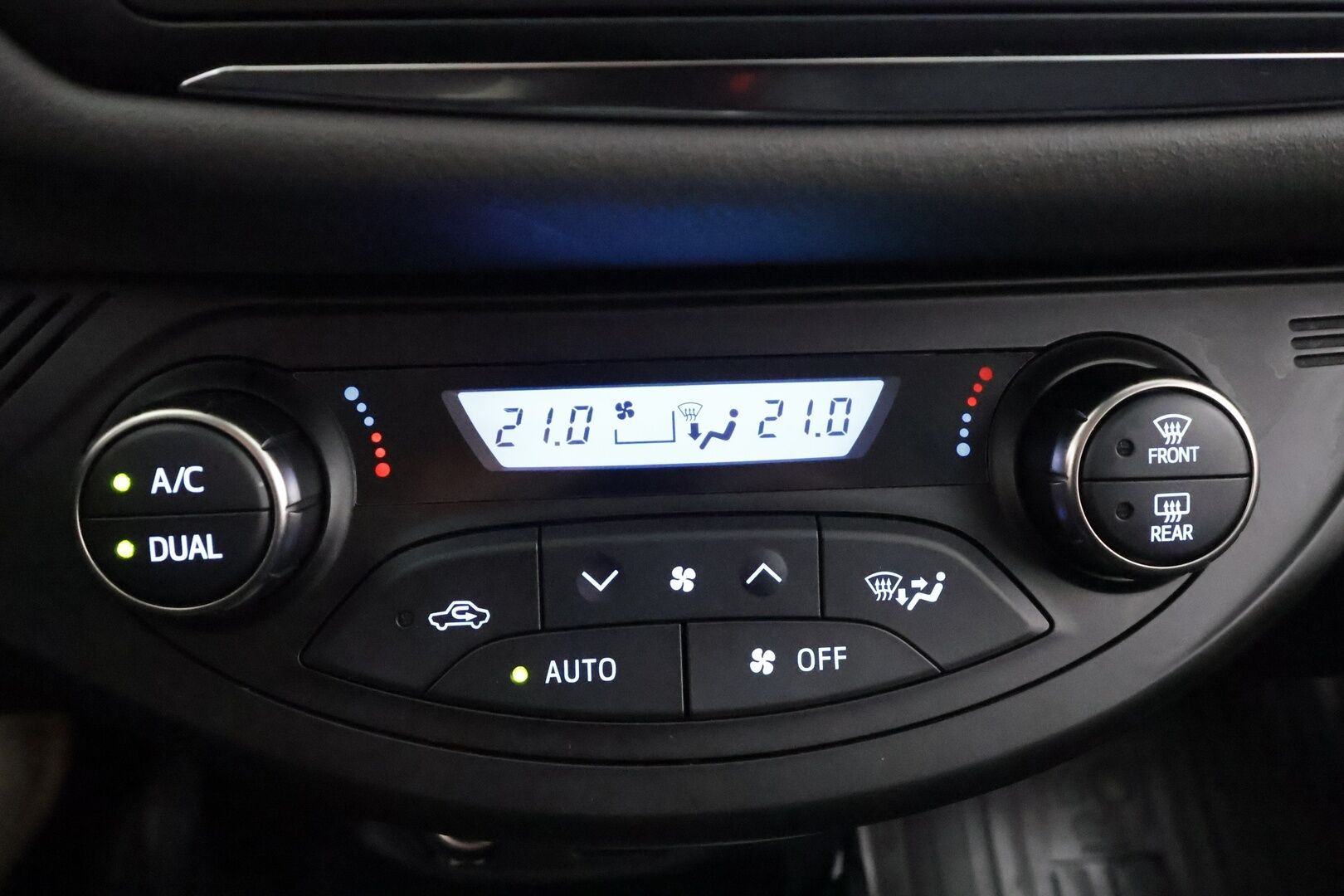 Toyota Yaris 2015 1,5 Hybrid Style * Navi / Facelift / P.kamera / Vakkari / Bluetooth / Penkinlämmittimet / Puolinahat * - Suomi-auto / Kahdet renkaat aluvanteilla - HULLUT AVAJAISHULINAT KORKOTARJOUS 3,29 %