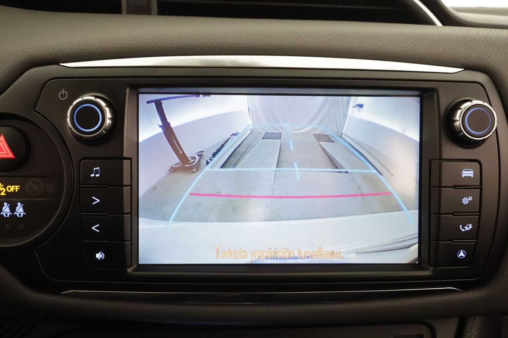 Toyota Yaris 2015 1,5 Hybrid Style * Navi / Facelift / P.kamera / Vakkari / Bluetooth / Penkinlämmittimet / Puolinahat * - Suomi-auto / Kahdet renkaat aluvanteilla - HULLUT AVAJAISHULINAT KORKOTARJOUS 3,29 %