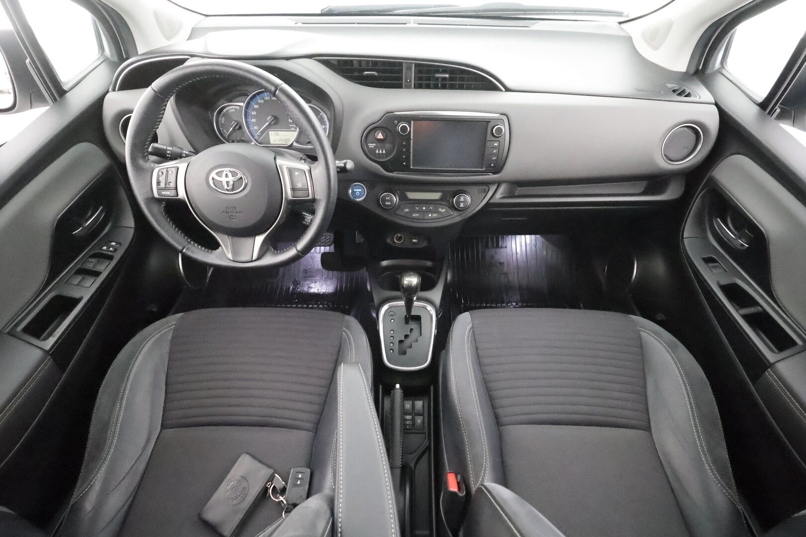 Toyota Yaris 2015 1,5 Hybrid Style * Navi / Facelift / P.kamera / Vakkari / Bluetooth / Penkinlämmittimet / Puolinahat * - Suomi-auto / Kahdet renkaat aluvanteilla - HULLUT AVAJAISHULINAT KORKOTARJOUS 3,29 %