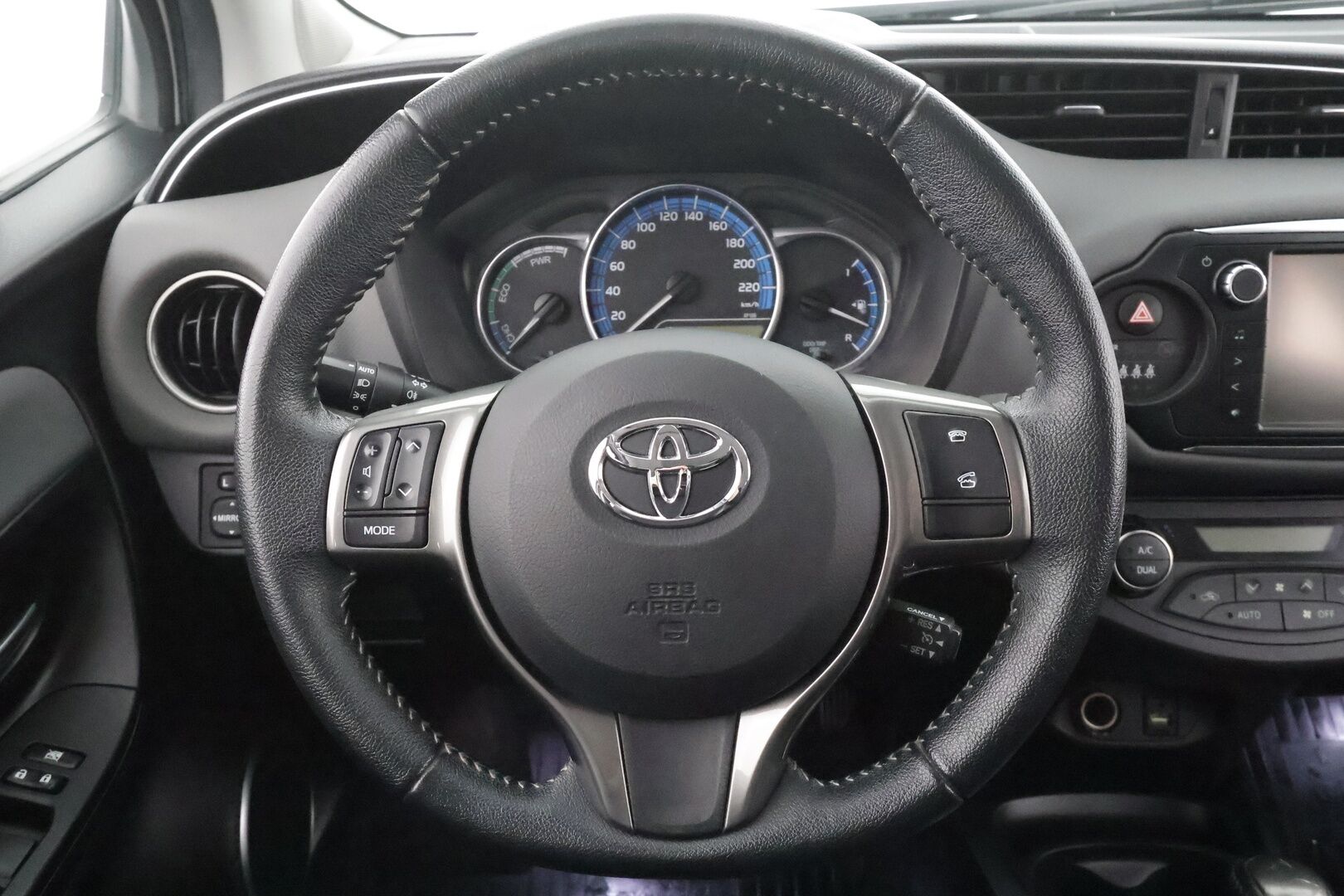 Toyota Yaris 2015 1,5 Hybrid Style * Navi / Facelift / P.kamera / Vakkari / Bluetooth / Penkinlämmittimet / Puolinahat * - Suomi-auto / Kahdet renkaat aluvanteilla - HULLUT AVAJAISHULINAT KORKOTARJOUS 3,29 %