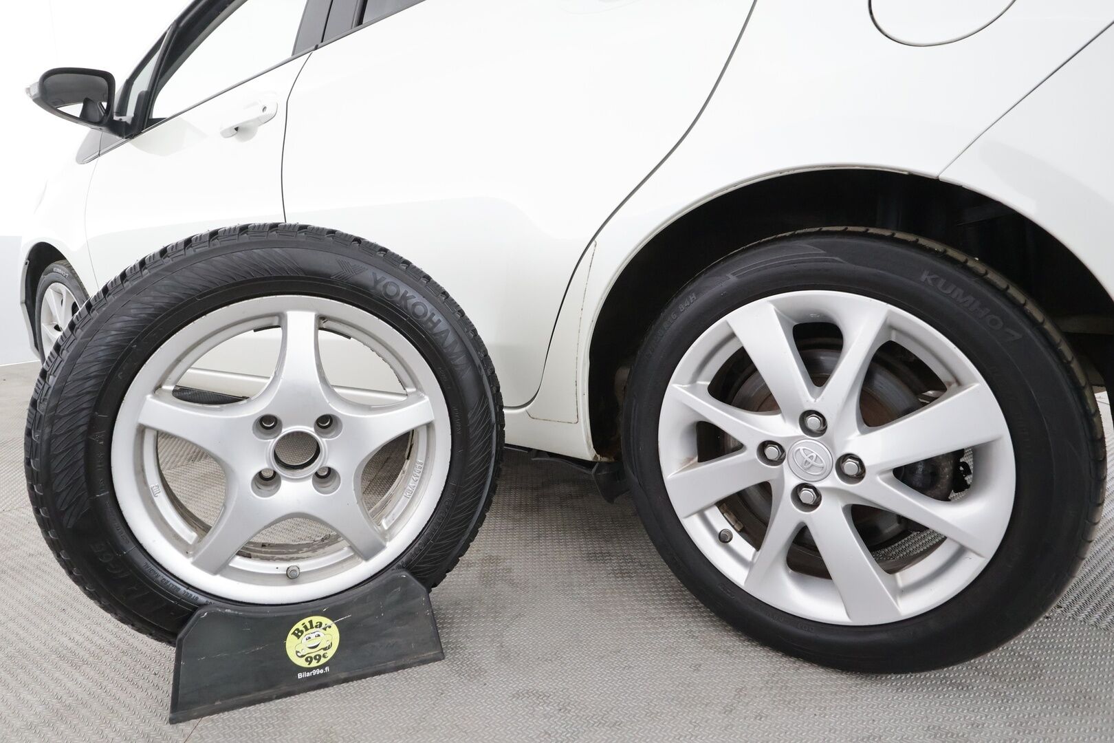 Toyota Yaris 2015 1,5 Hybrid Style * Navi / Facelift / P.kamera / Vakkari / Bluetooth / Penkinlämmittimet / Puolinahat * - Suomi-auto / Kahdet renkaat aluvanteilla - HULLUT AVAJAISHULINAT KORKOTARJOUS 3,29 %