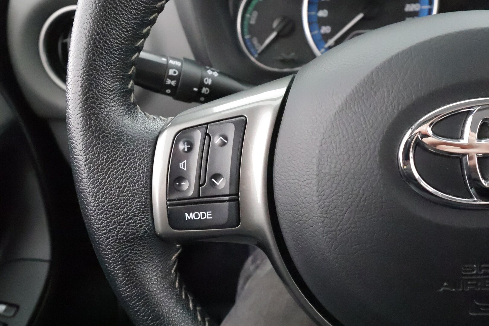 Toyota Yaris 2015 1,5 Hybrid Style * Navi / Facelift / P.kamera / Vakkari / Bluetooth / Penkinlämmittimet / Puolinahat * - Suomi-auto / Kahdet renkaat aluvanteilla - HULLUT AVAJAISHULINAT KORKOTARJOUS 3,29 %