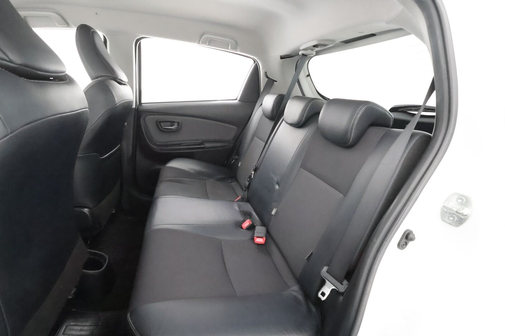 Toyota Yaris 2015 1,5 Hybrid Style * Navi / Facelift / P.kamera / Vakkari / Bluetooth / Penkinlämmittimet / Puolinahat * - Suomi-auto / Kahdet renkaat aluvanteilla - HULLUT AVAJAISHULINAT KORKOTARJOUS 3,29 %