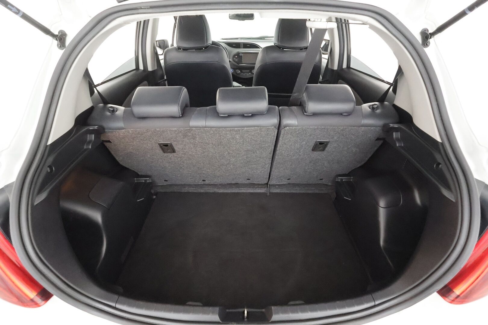 Toyota Yaris 2015 1,5 Hybrid Style * Navi / Facelift / P.kamera / Vakkari / Bluetooth / Penkinlämmittimet / Puolinahat * - Suomi-auto / Kahdet renkaat aluvanteilla - HULLUT AVAJAISHULINAT KORKOTARJOUS 3,29 %