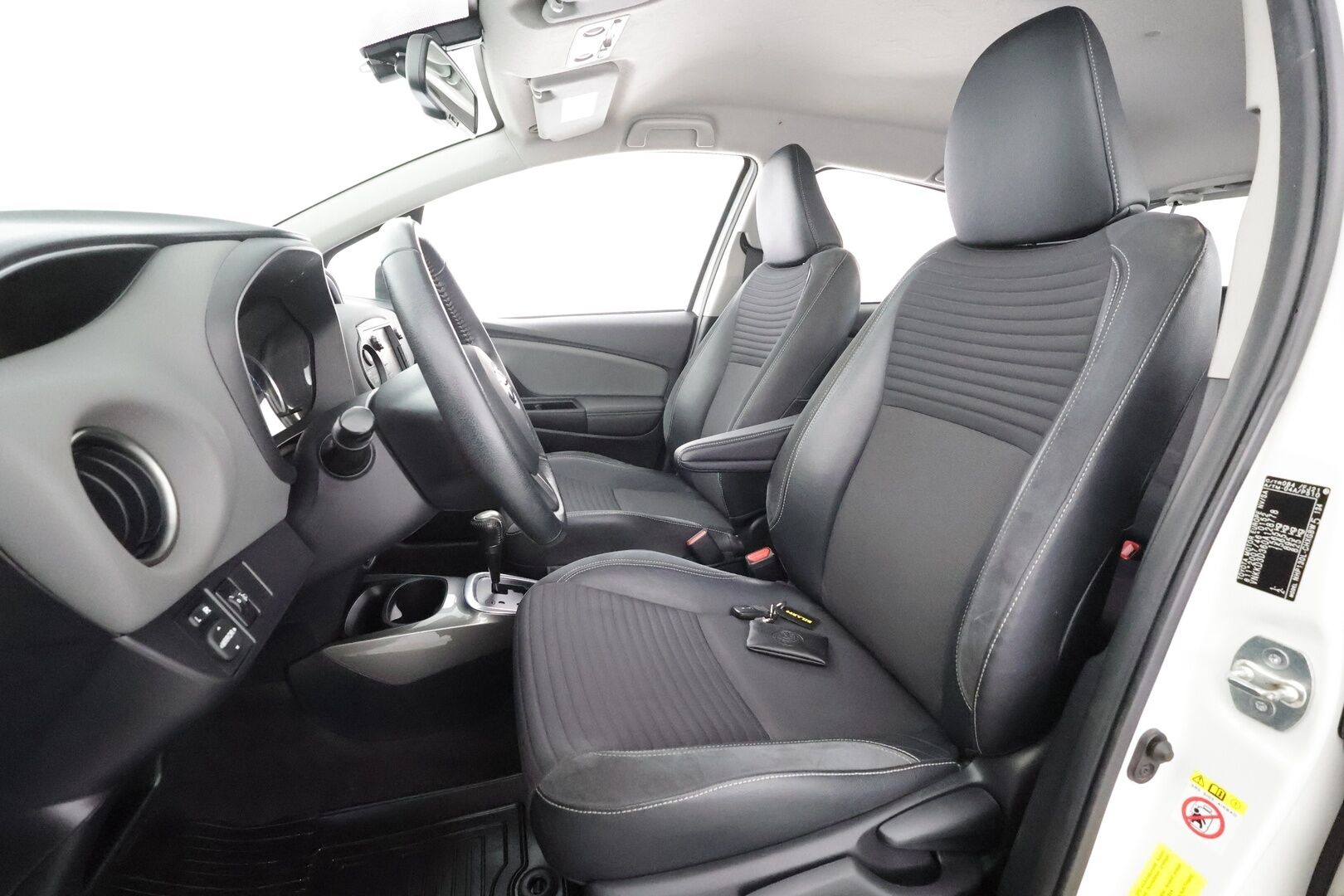 Toyota Yaris 2015 1,5 Hybrid Style * Navi / Facelift / P.kamera / Vakkari / Bluetooth / Penkinlämmittimet / Puolinahat * - Suomi-auto / Kahdet renkaat aluvanteilla - HULLUT AVAJAISHULINAT KORKOTARJOUS 3,29 %