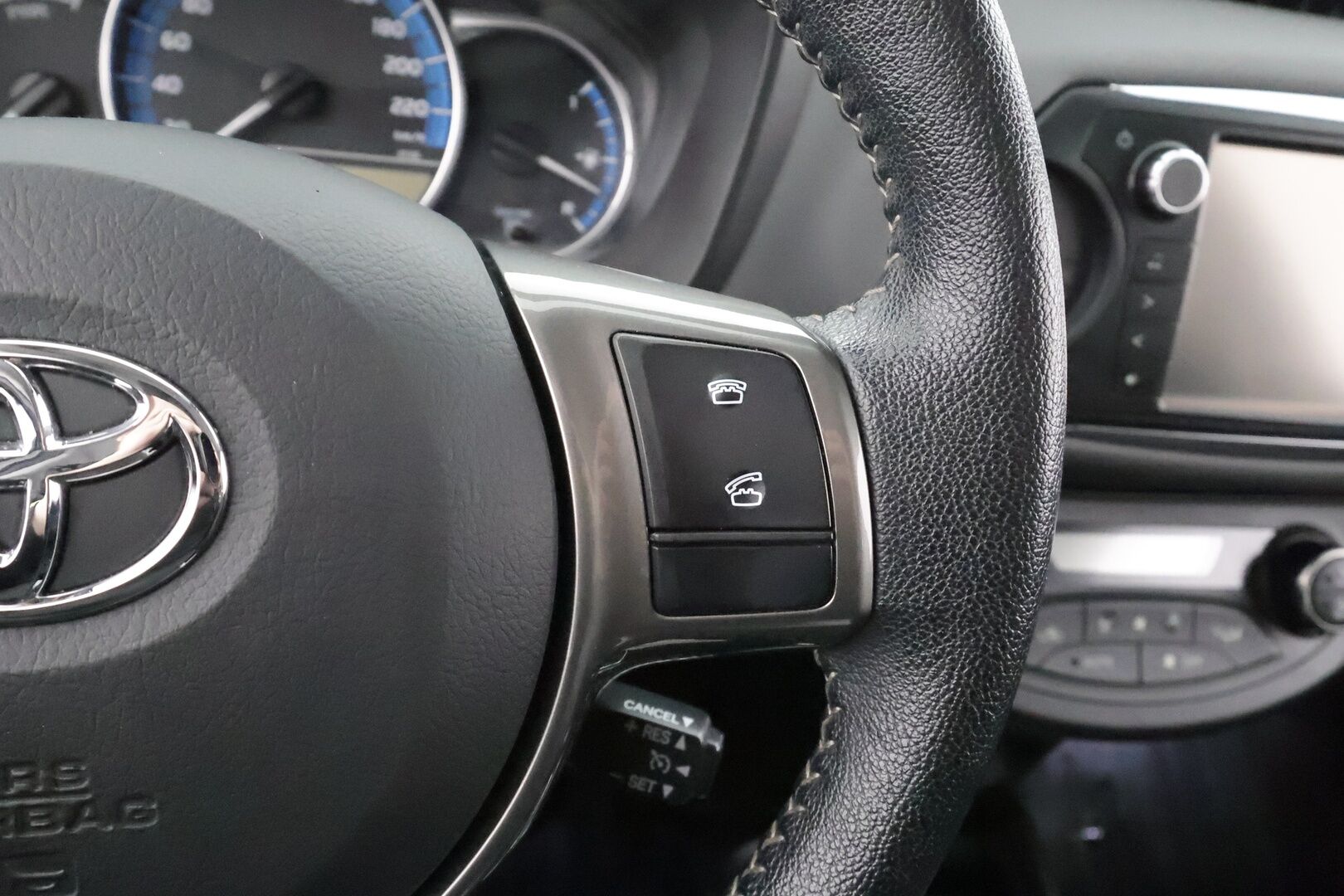 Toyota Yaris 2015 1,5 Hybrid Style * Navi / Facelift / P.kamera / Vakkari / Bluetooth / Penkinlämmittimet / Puolinahat * - Suomi-auto / Kahdet renkaat aluvanteilla - HULLUT AVAJAISHULINAT KORKOTARJOUS 3,29 %