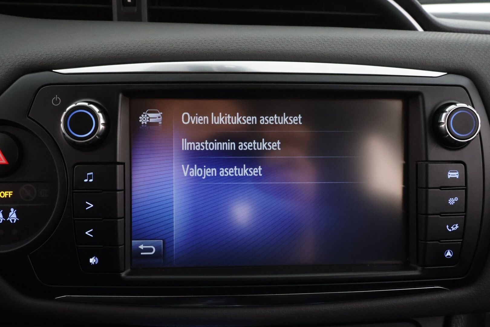 Toyota Yaris 2015 1,5 Hybrid Style * Navi / Facelift / P.kamera / Vakkari / Bluetooth / Penkinlämmittimet / Puolinahat * - Suomi-auto / Kahdet renkaat aluvanteilla - HULLUT AVAJAISHULINAT KORKOTARJOUS 3,29 %