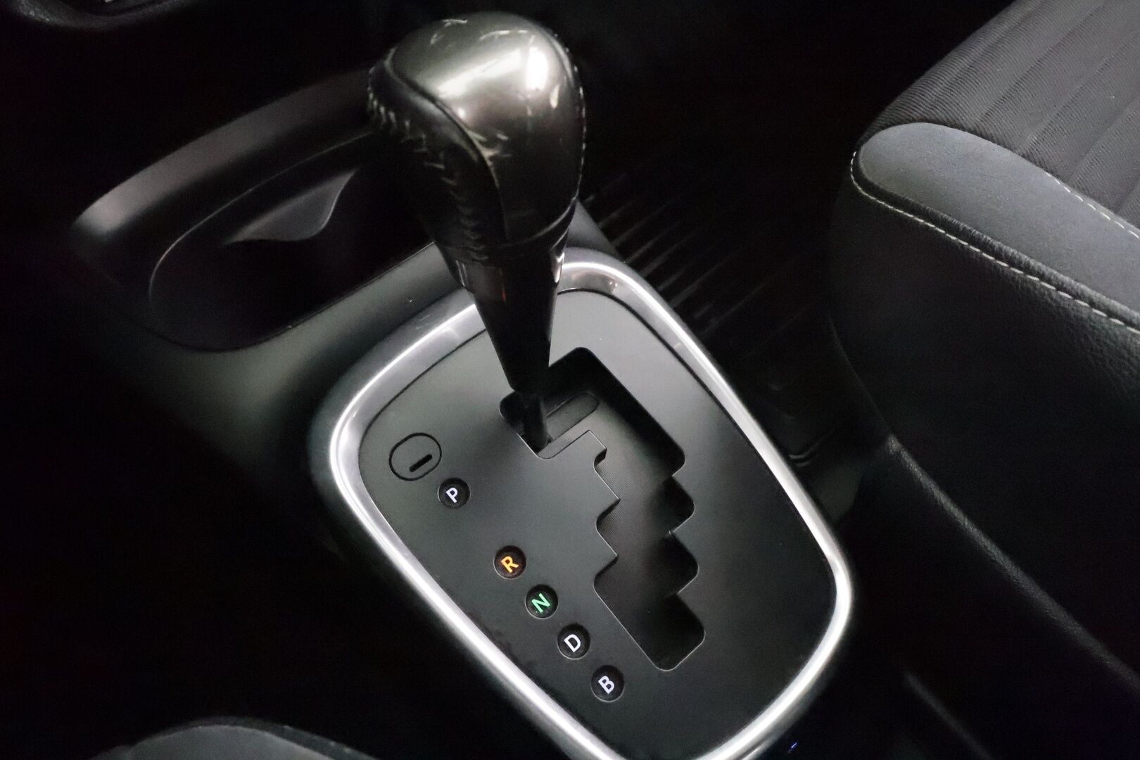 Toyota Yaris 2015 1,5 Hybrid Style * Navi / Facelift / P.kamera / Vakkari / Bluetooth / Penkinlämmittimet / Puolinahat * - Suomi-auto / Kahdet renkaat aluvanteilla - HULLUT AVAJAISHULINAT KORKOTARJOUS 3,29 %