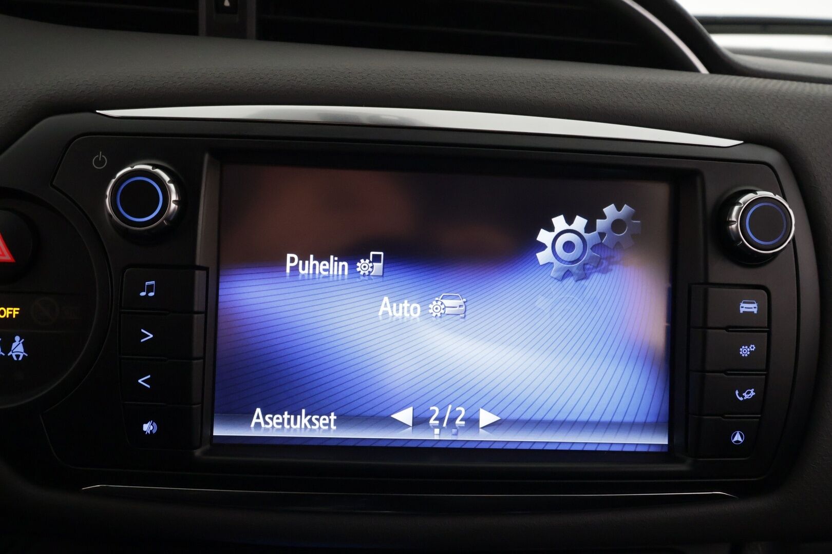 Toyota Yaris 2015 1,5 Hybrid Style * Navi / Facelift / P.kamera / Vakkari / Bluetooth / Penkinlämmittimet / Puolinahat * - Suomi-auto / Kahdet renkaat aluvanteilla - HULLUT AVAJAISHULINAT KORKOTARJOUS 3,29 %