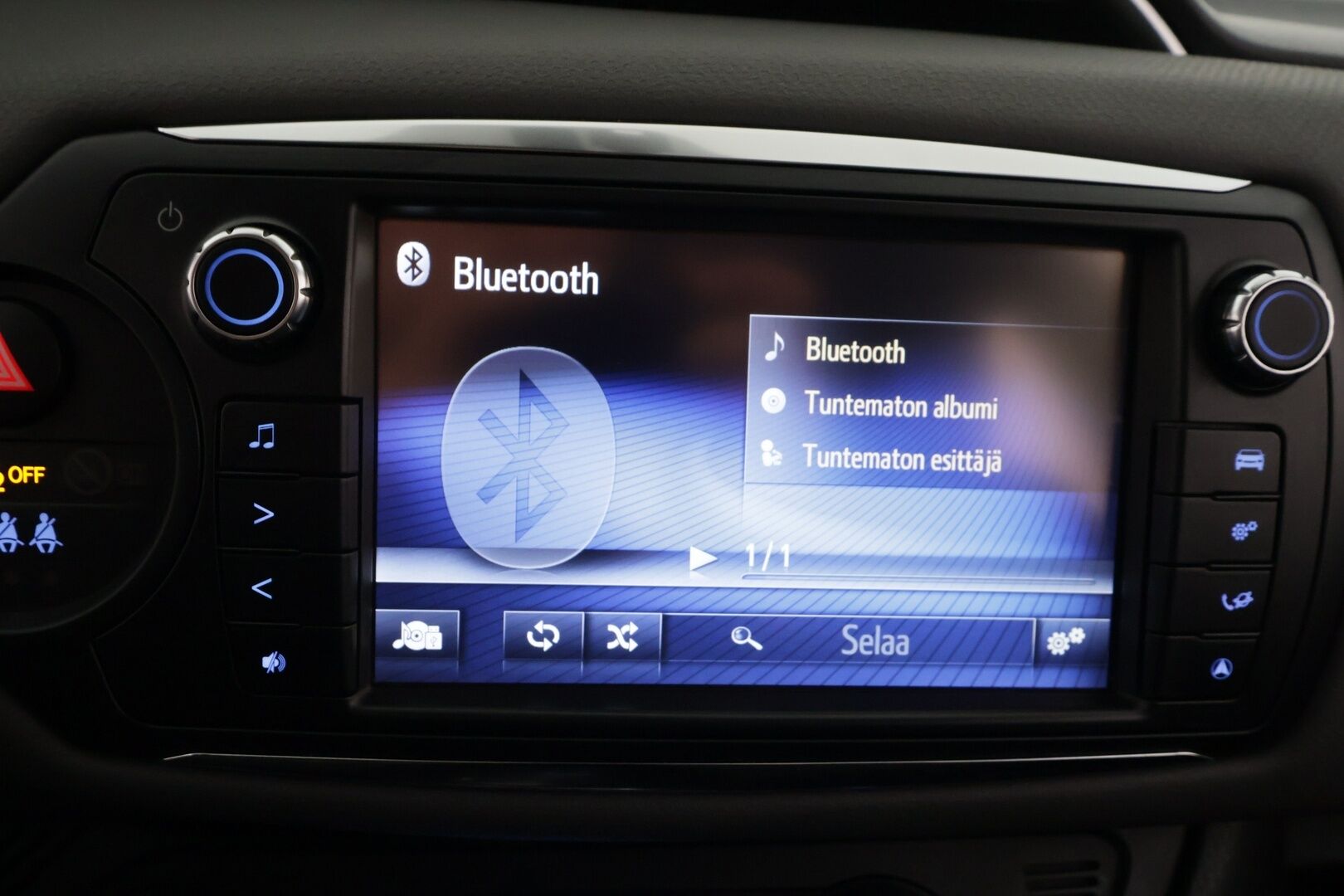 Toyota Yaris 2015 1,5 Hybrid Style * Navi / Facelift / P.kamera / Vakkari / Bluetooth / Penkinlämmittimet / Puolinahat * - Suomi-auto / Kahdet renkaat aluvanteilla - HULLUT AVAJAISHULINAT KORKOTARJOUS 3,29 %