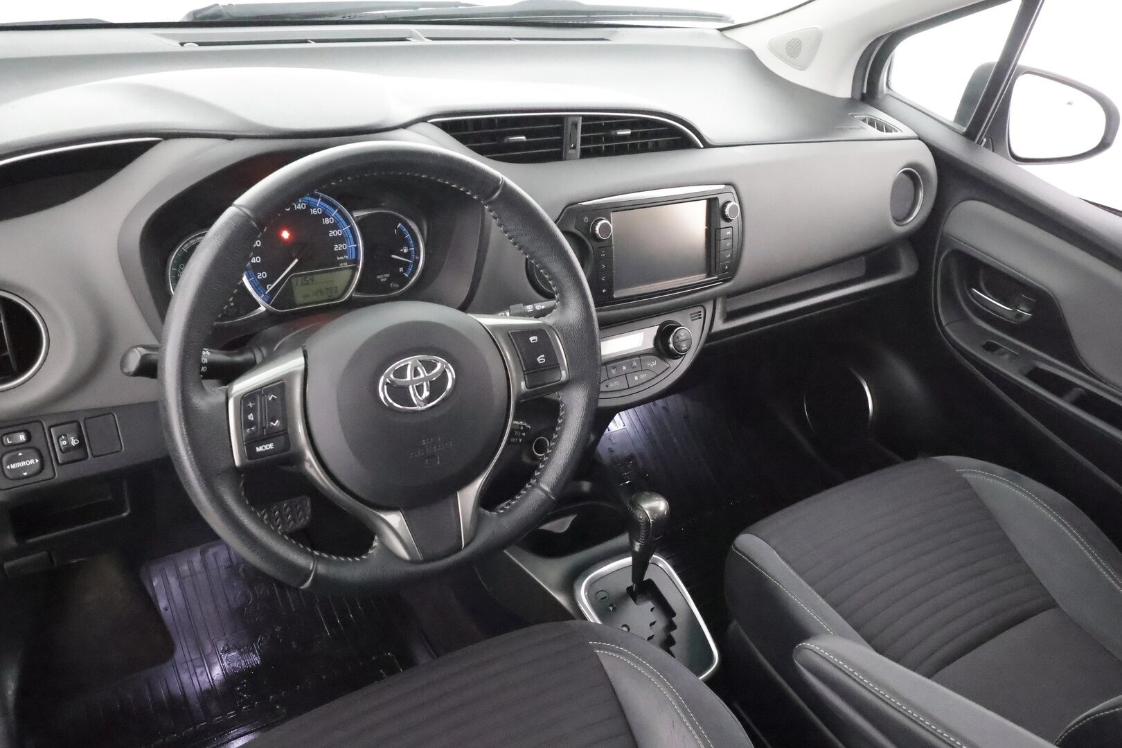 Toyota Yaris 2015 1,5 Hybrid Style * Navi / Facelift / P.kamera / Vakkari / Bluetooth / Penkinlämmittimet / Puolinahat * - Suomi-auto / Kahdet renkaat aluvanteilla - HULLUT AVAJAISHULINAT KORKOTARJOUS 3,29 %
