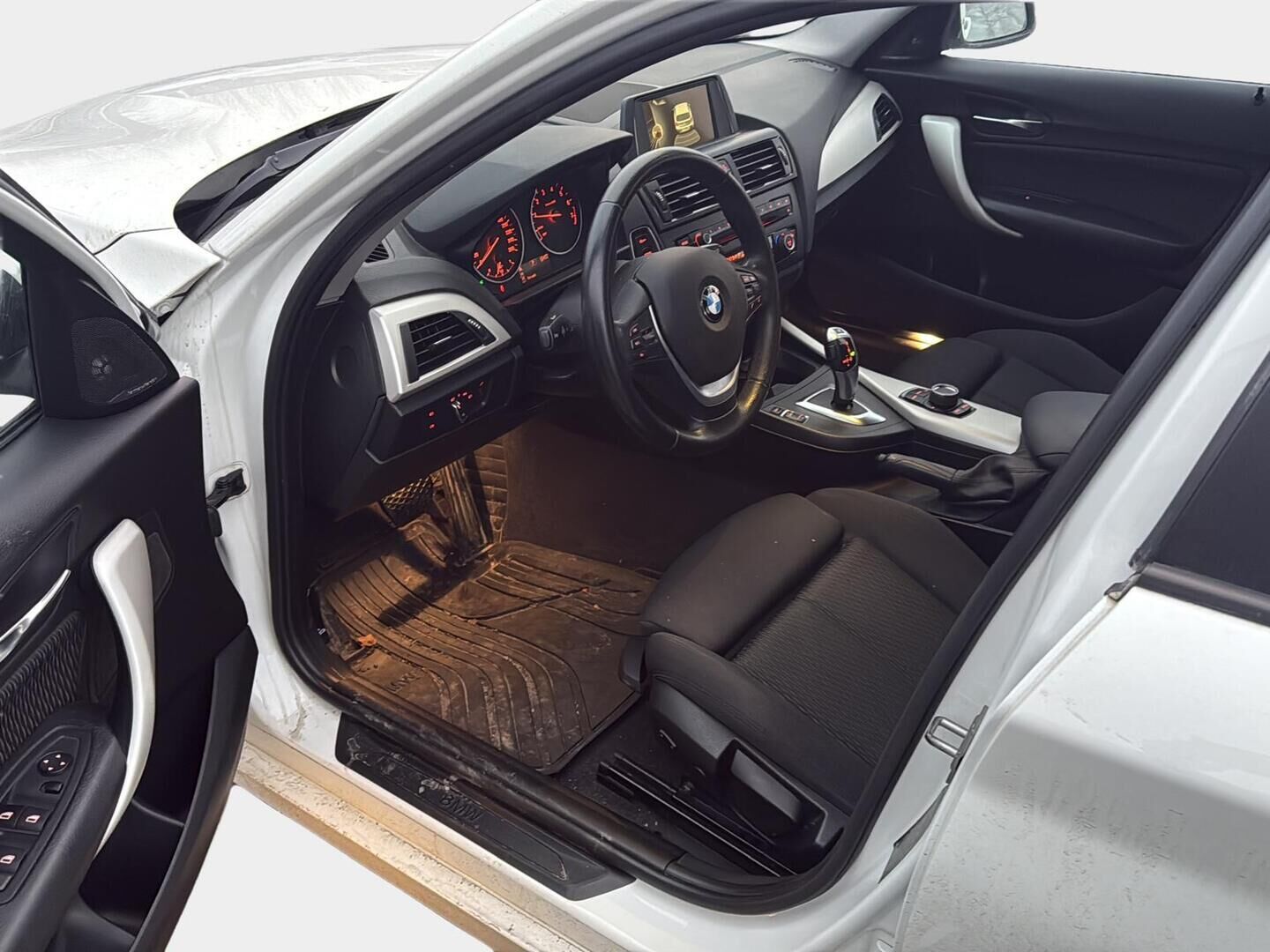 BMW 116 2015 F20 Hatchback 116i TwinPower Turbo A Business Automatic * Suomiauto / Harman&Kardon / Sporttipenkit / Lohko & Sisäpistoke - Xenon / 2x Hyvät renkaat aluvantein / Juuri tullut Tampereelle! - HULLU BLACKWEEK KORKOTARJOUS 2,49%