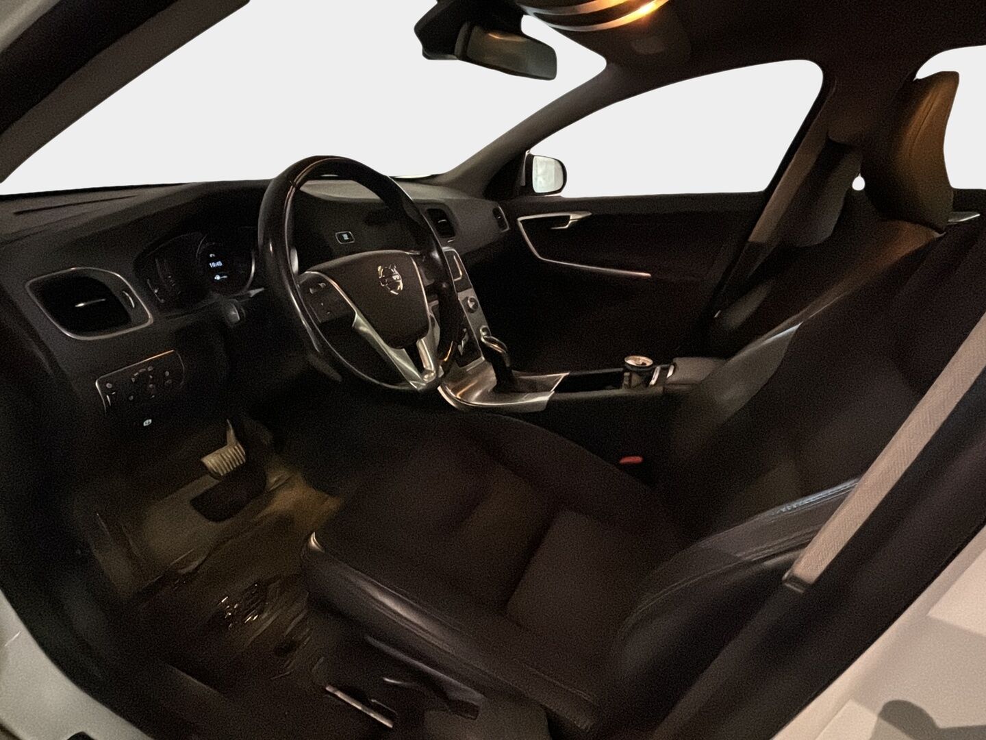 Volvo S60 2016 T3 Momentum aut *Suomi-auto / Webasto / Vetokoukku / Puolinahat / P. tutkat eteen ja taakse* - Juuri vaihdettu jakopää / Täydellinen merkkiliikkeen huoltokirja / Irroitettava vetokoukku