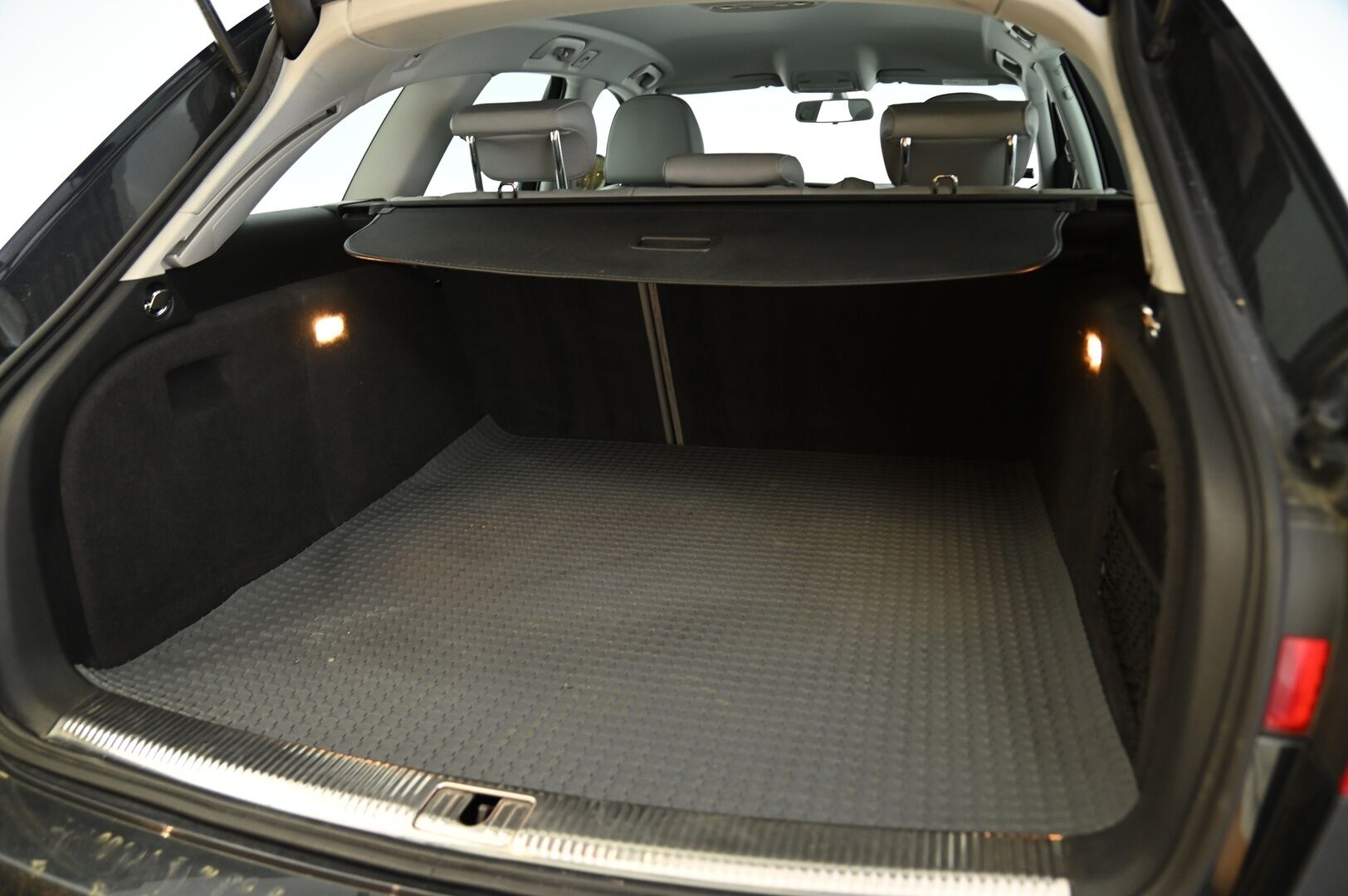 Audi A4 allroad quattro 2016 Land of quattro Edition 2,0 TDI 140 kW quattro S tronic * Suomi-Auto / Webasto / Sportti penkit / Nahka-Alcantara / Kessy* - Kattava varustelu!  Suomi-auto! Uusi tuulilasi!