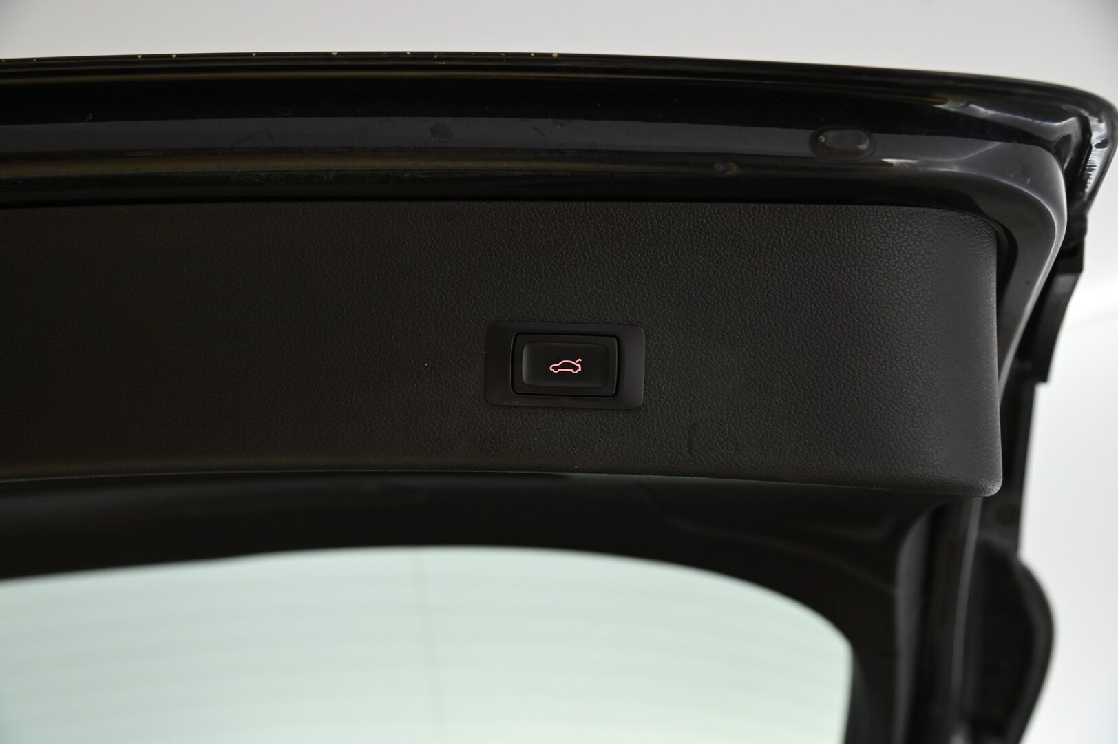 Audi A4 allroad quattro 2016 Land of quattro Edition 2,0 TDI 140 kW quattro S tronic * Suomi-Auto / Webasto / Sportti penkit / Nahka-Alcantara / Kessy* - Kattava varustelu!  Suomi-auto! Uusi tuulilasi!
