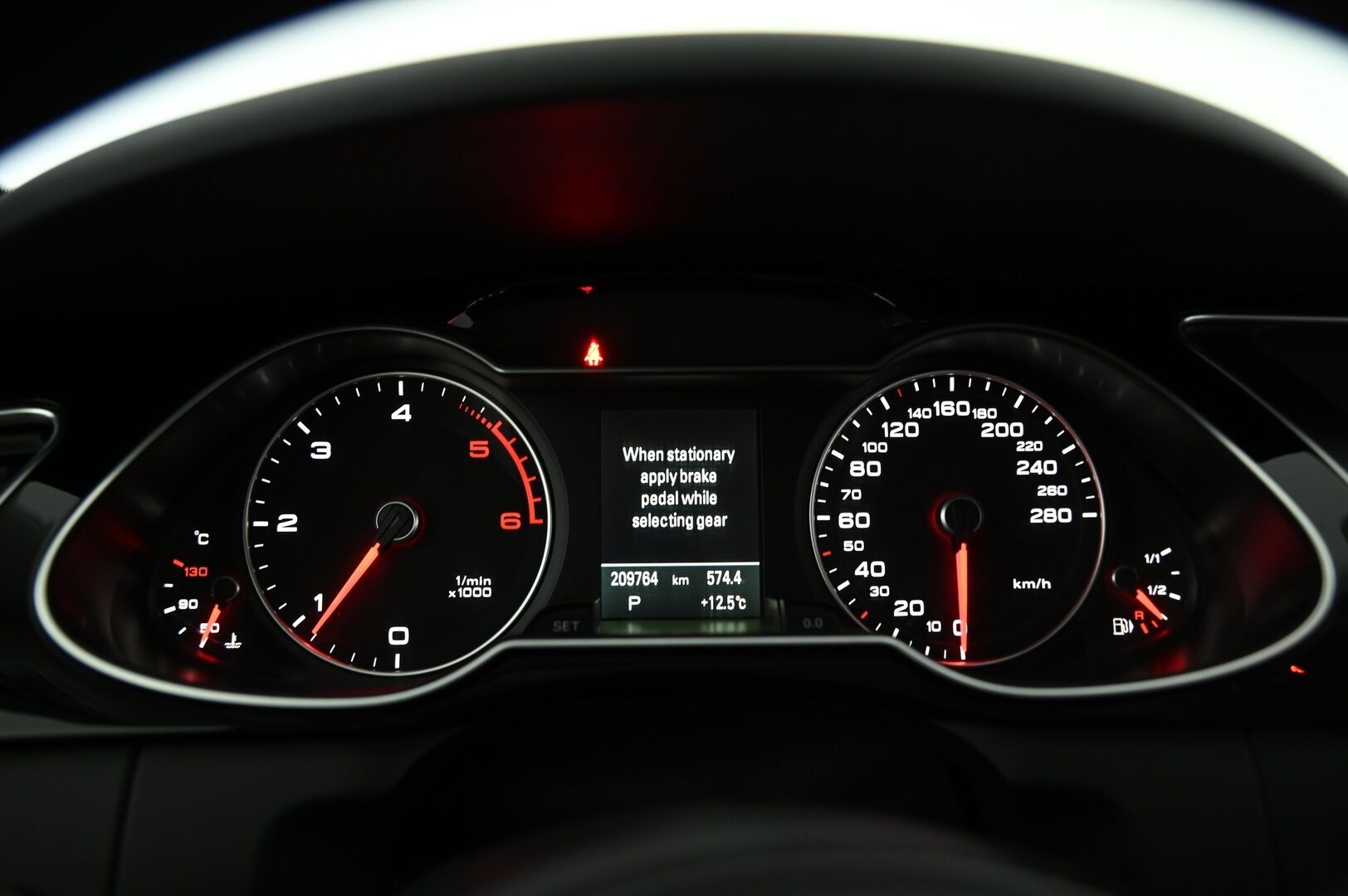 Audi A4 allroad quattro 2016 Land of quattro Edition 2,0 TDI 140 kW quattro S tronic * Suomi-Auto / Webasto / Sportti penkit / Nahka-Alcantara / Kessy* - Kattava varustelu!  Suomi-auto! Uusi tuulilasi!