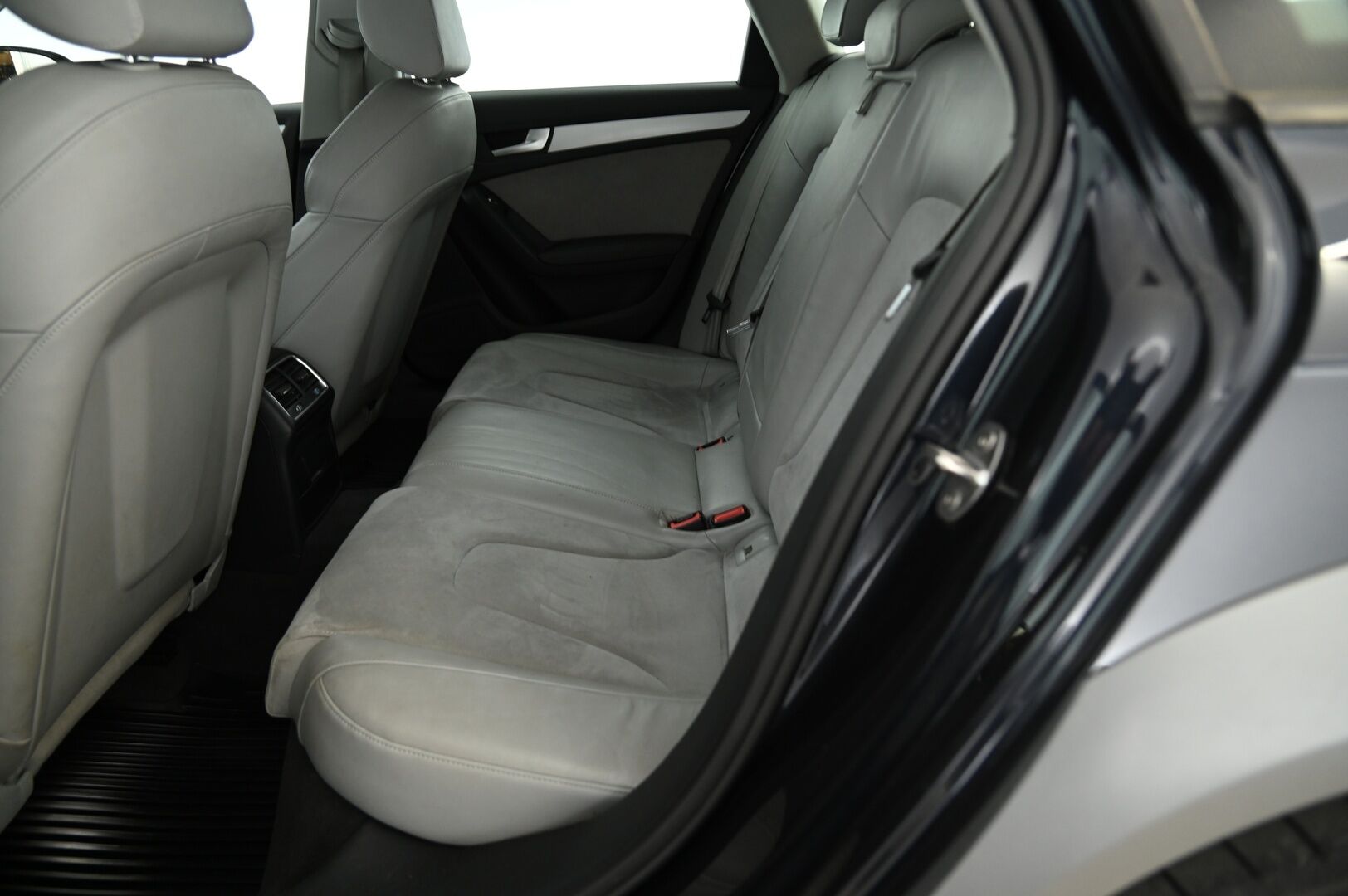 Audi A4 allroad quattro 2016 Land of quattro Edition 2,0 TDI 140 kW quattro S tronic * Suomi-Auto / Webasto / Sportti penkit / Nahka-Alcantara / Kessy* - Kattava varustelu!  Suomi-auto! Uusi tuulilasi!