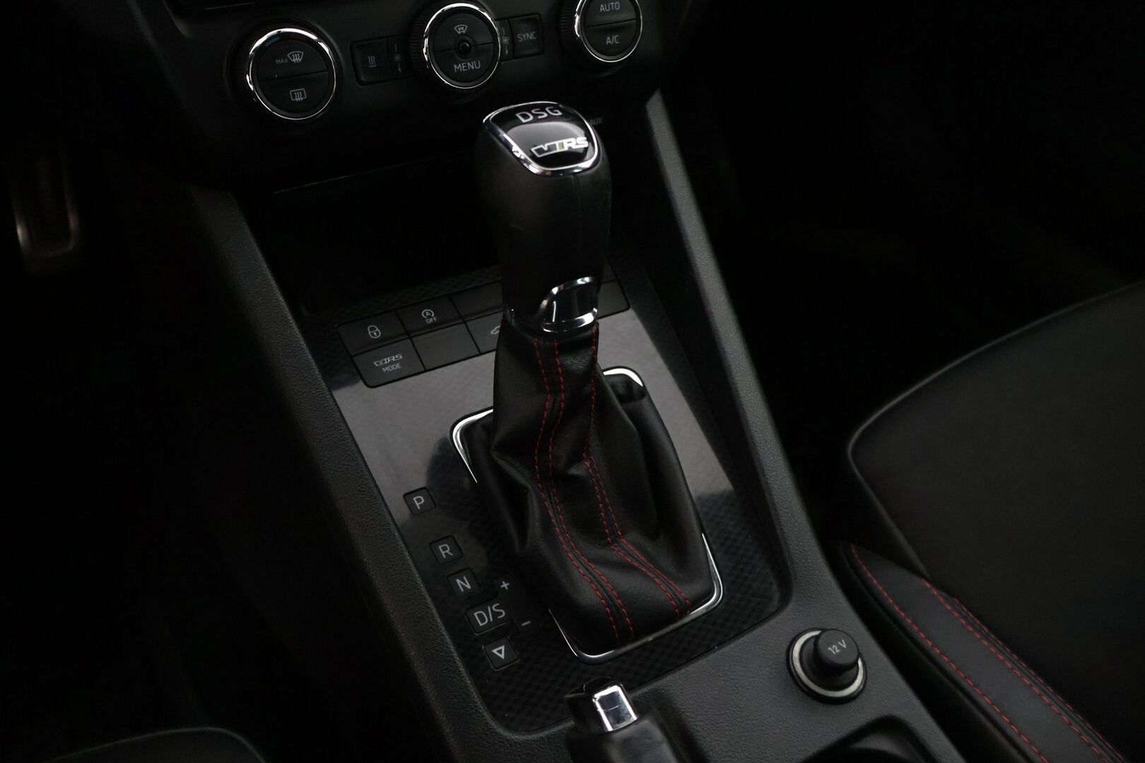 Skoda Octavia 2015 Combi 2,0 TSI RS DSG Autom * Suomi-auto / ACC / Webasto / Tutkat / Kessy / Lämm. tuulilasi / Sporttipenkit * - * Sporttinen juuri huollettu farmari seuraavalle! Kahdet asialliset renkaat ja vanteet, kovat varusteet! * - HULLUT VÄLIPÄIVÄT KORKOTARJOUS 2,49%