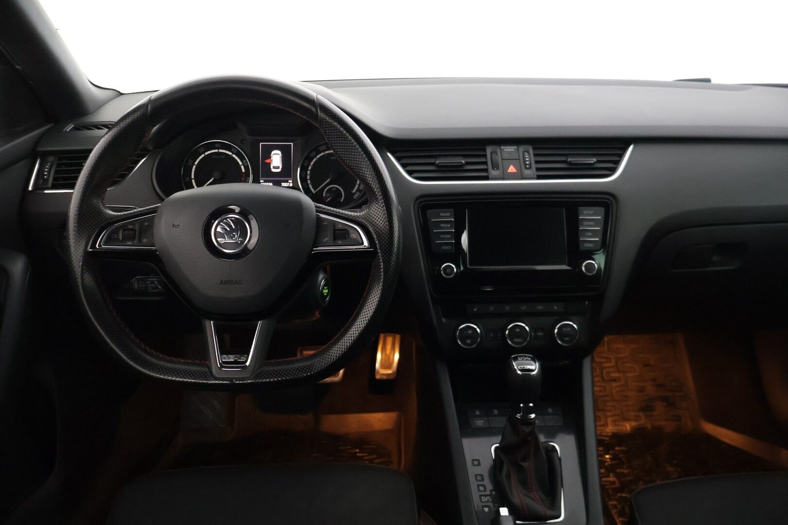 Skoda Octavia 2015 Combi 2,0 TSI RS DSG Autom * Suomi-auto / ACC / Webasto / Tutkat / Kessy / Lämm. tuulilasi / Sporttipenkit * - * Sporttinen juuri huollettu farmari seuraavalle! Kahdet asialliset renkaat ja vanteet, kovat varusteet! * - HULLUT VÄLIPÄIVÄT KORKOTARJOUS 2,49%