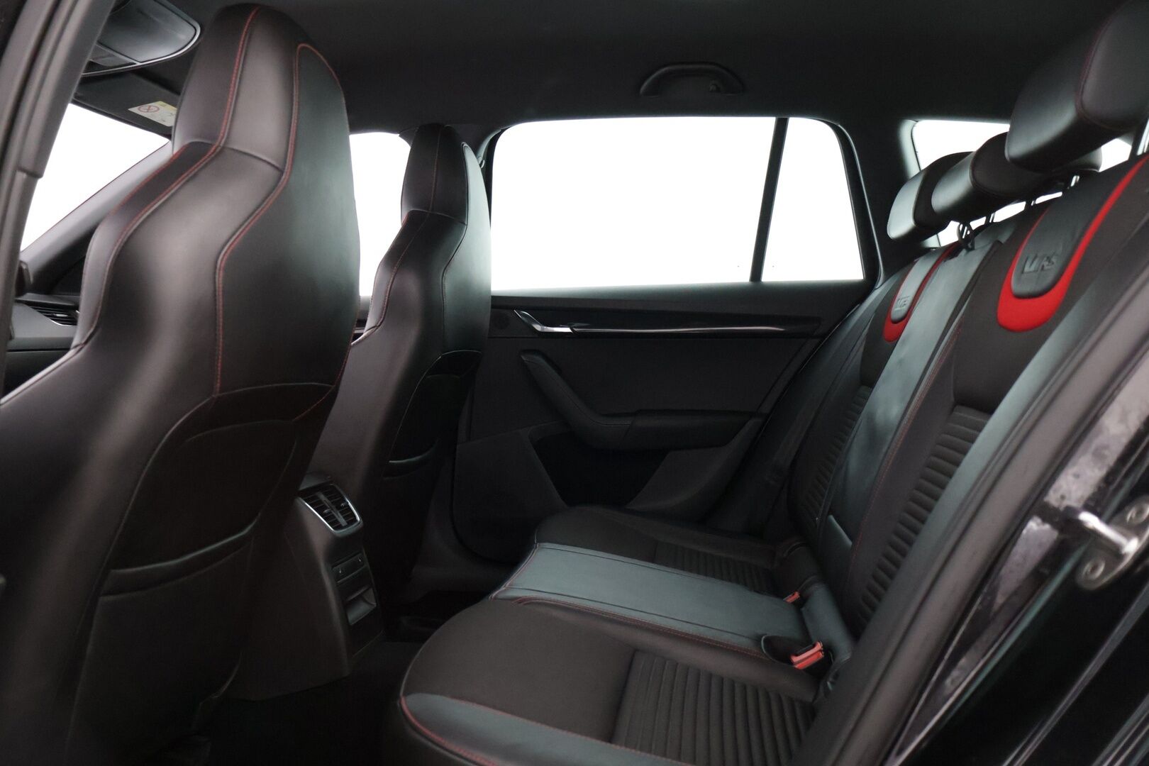 Skoda Octavia 2015 Combi 2,0 TSI RS DSG Autom * Suomi-auto / ACC / Webasto / Tutkat / Kessy / Lämm. tuulilasi / Sporttipenkit * - * Sporttinen juuri huollettu farmari seuraavalle! Kahdet asialliset renkaat ja vanteet, kovat varusteet! * - HULLUT VÄLIPÄIVÄT KORKOTARJOUS 2,49%