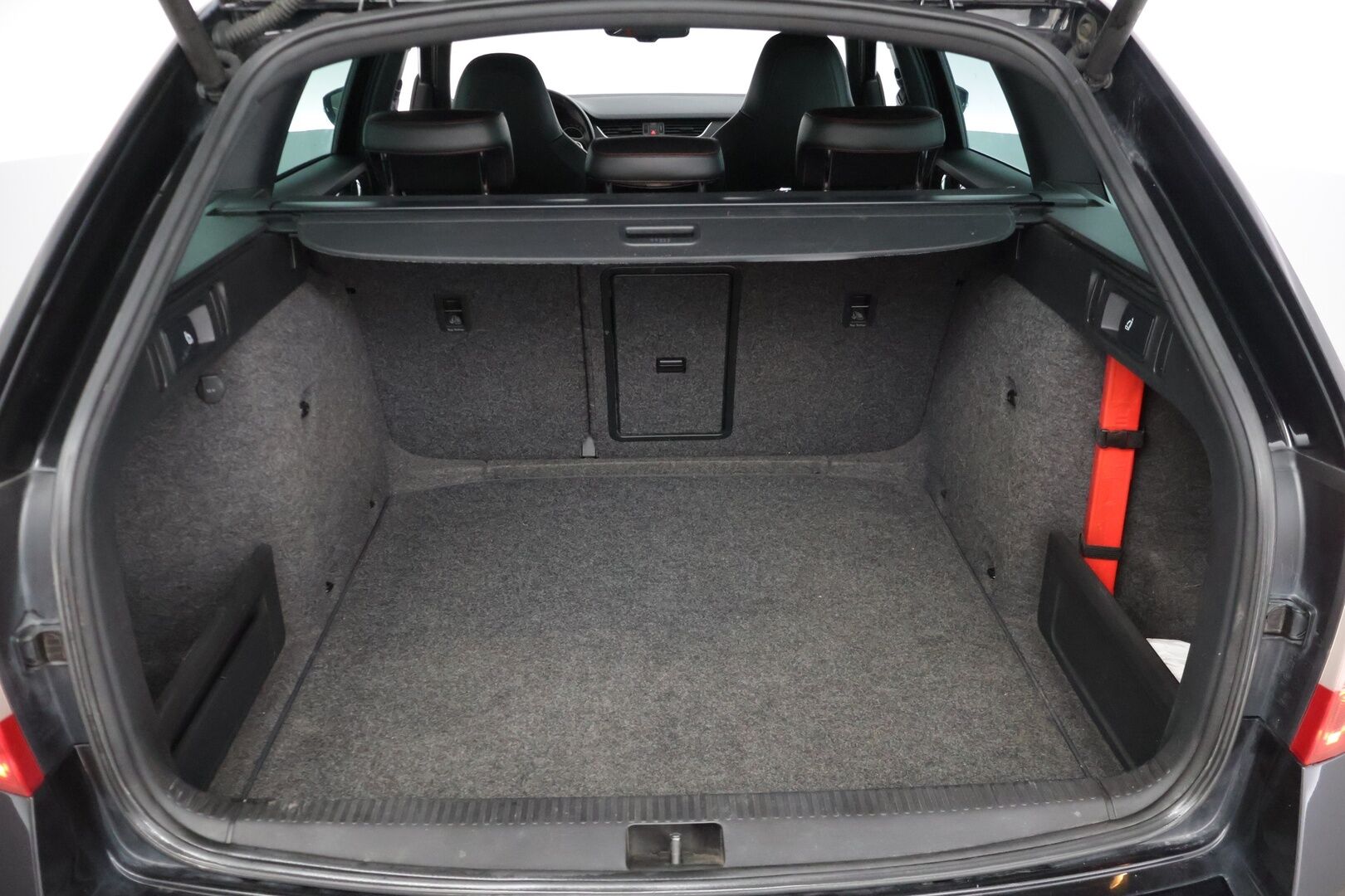 Skoda Octavia 2015 Combi 2,0 TSI RS DSG Autom * Suomi-auto / ACC / Webasto / Tutkat / Kessy / Lämm. tuulilasi / Sporttipenkit * - * Sporttinen juuri huollettu farmari seuraavalle! Kahdet asialliset renkaat ja vanteet, kovat varusteet! * - HULLUT VÄLIPÄIVÄT KORKOTARJOUS 2,49%