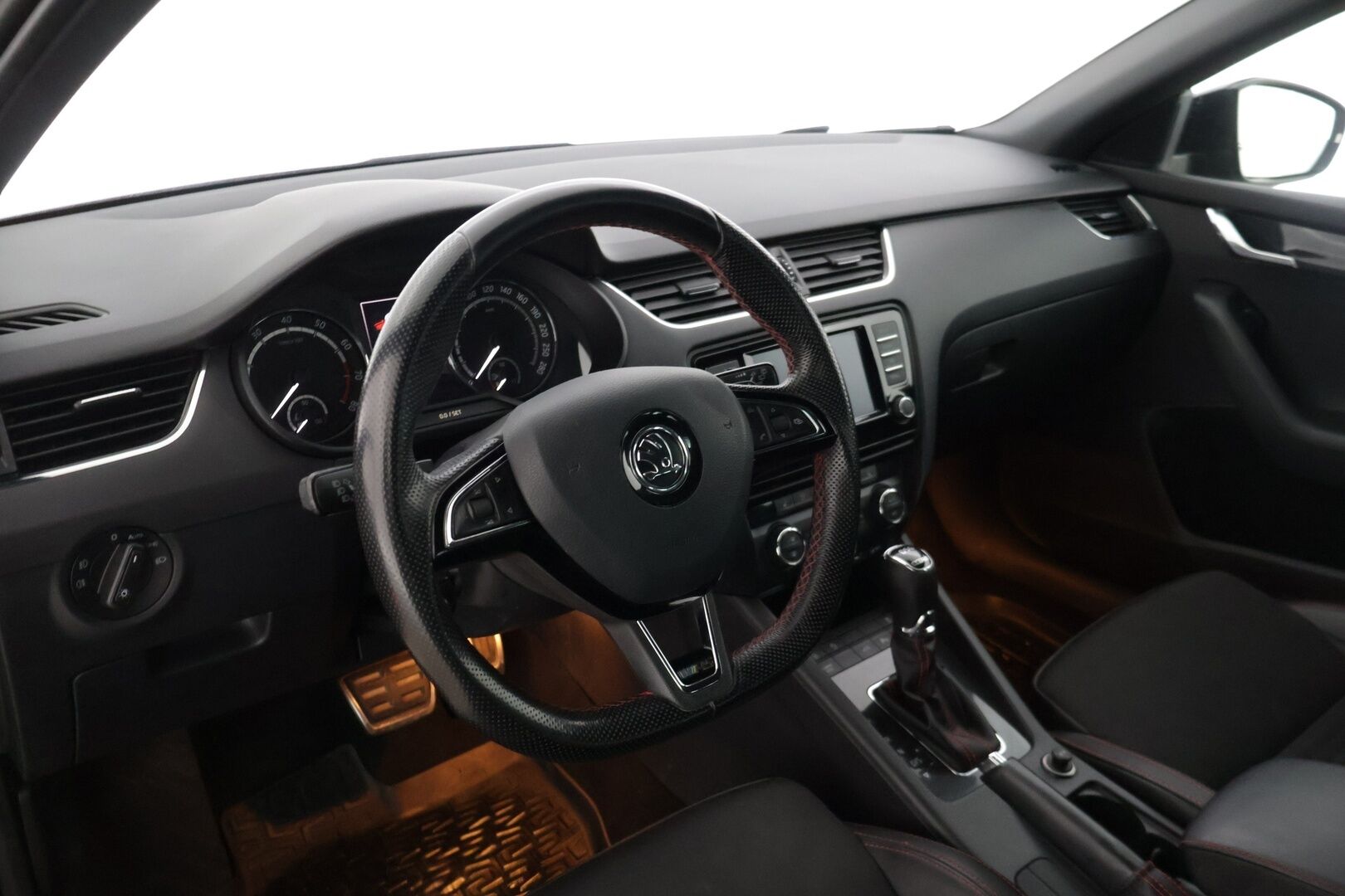 Skoda Octavia 2015 Combi 2,0 TSI RS DSG Autom * Suomi-auto / ACC / Webasto / Tutkat / Kessy / Lämm. tuulilasi / Sporttipenkit * - * Sporttinen juuri huollettu farmari seuraavalle! Kahdet asialliset renkaat ja vanteet, kovat varusteet! * - HULLUT VÄLIPÄIVÄT KORKOTARJOUS 2,49%