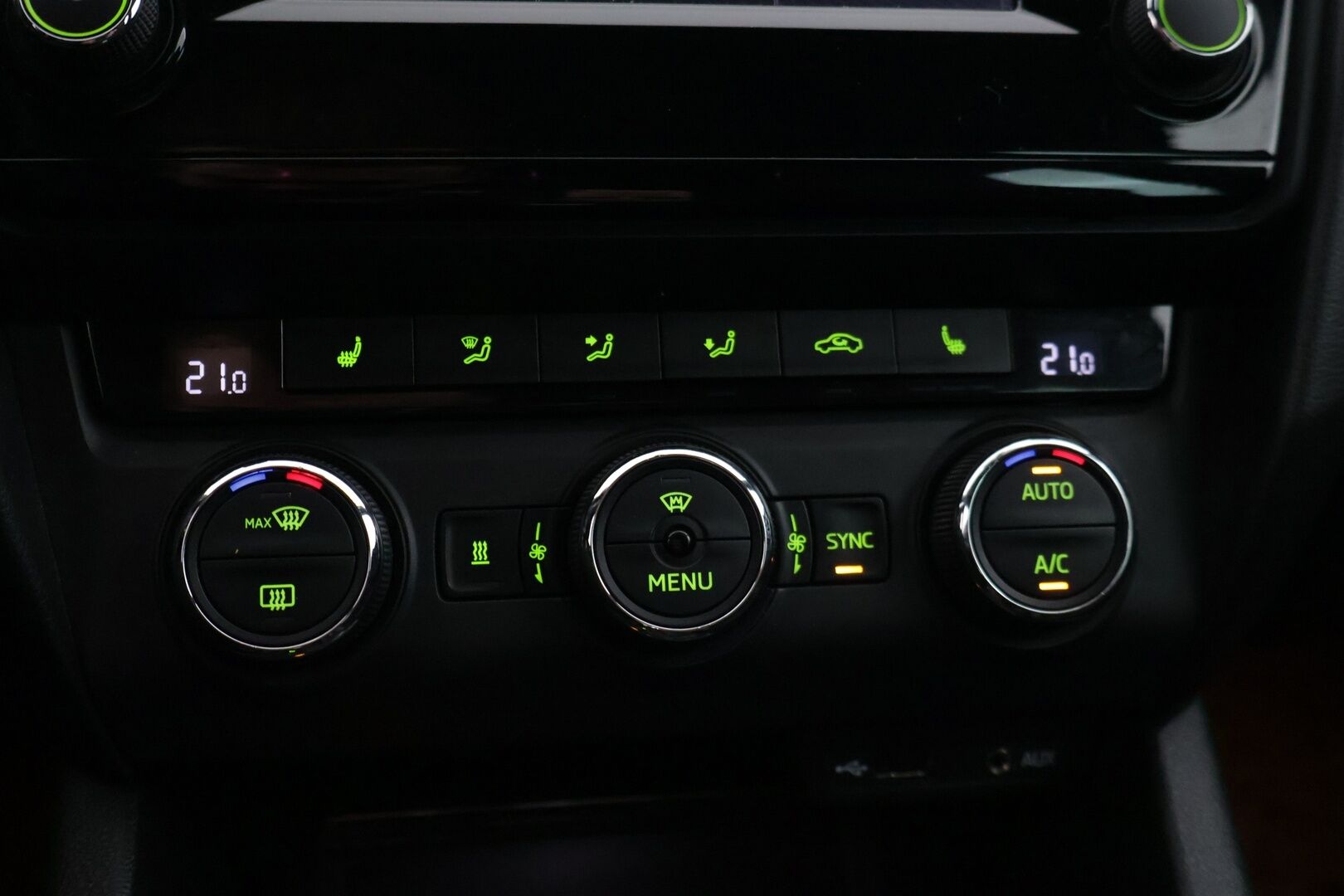 Skoda Octavia 2015 Combi 2,0 TSI RS DSG Autom * Suomi-auto / ACC / Webasto / Tutkat / Kessy / Lämm. tuulilasi / Sporttipenkit * - * Sporttinen juuri huollettu farmari seuraavalle! Kahdet asialliset renkaat ja vanteet, kovat varusteet! * - HULLUT VÄLIPÄIVÄT KORKOTARJOUS 2,49%