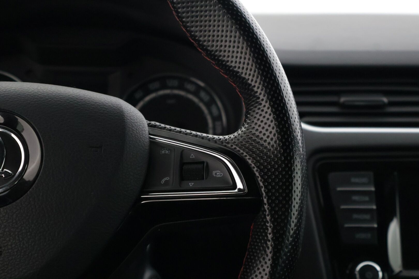 Skoda Octavia 2015 Combi 2,0 TSI RS DSG Autom * Suomi-auto / ACC / Webasto / Tutkat / Kessy / Lämm. tuulilasi / Sporttipenkit * - * Sporttinen juuri huollettu farmari seuraavalle! Kahdet asialliset renkaat ja vanteet, kovat varusteet! * - HULLUT VÄLIPÄIVÄT KORKOTARJOUS 2,49%