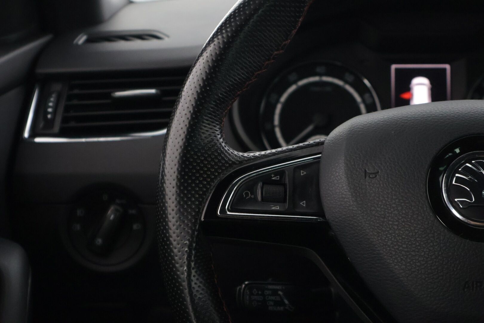 Skoda Octavia 2015 Combi 2,0 TSI RS DSG Autom * Suomi-auto / ACC / Webasto / Tutkat / Kessy / Lämm. tuulilasi / Sporttipenkit * - * Sporttinen juuri huollettu farmari seuraavalle! Kahdet asialliset renkaat ja vanteet, kovat varusteet! * - HULLUT VÄLIPÄIVÄT KORKOTARJOUS 2,49%