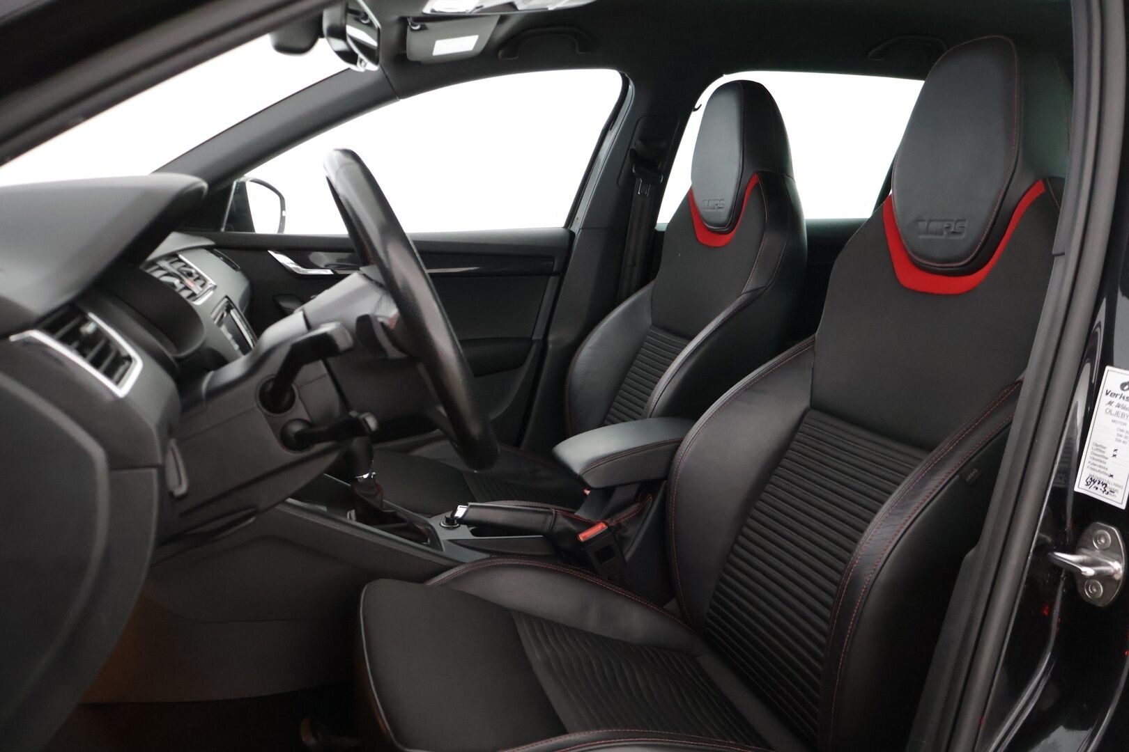 Skoda Octavia 2015 Combi 2,0 TSI RS DSG Autom * Suomi-auto / ACC / Webasto / Tutkat / Kessy / Lämm. tuulilasi / Sporttipenkit * - * Sporttinen juuri huollettu farmari seuraavalle! Kahdet asialliset renkaat ja vanteet, kovat varusteet! * - HULLUT VÄLIPÄIVÄT KORKOTARJOUS 2,49%