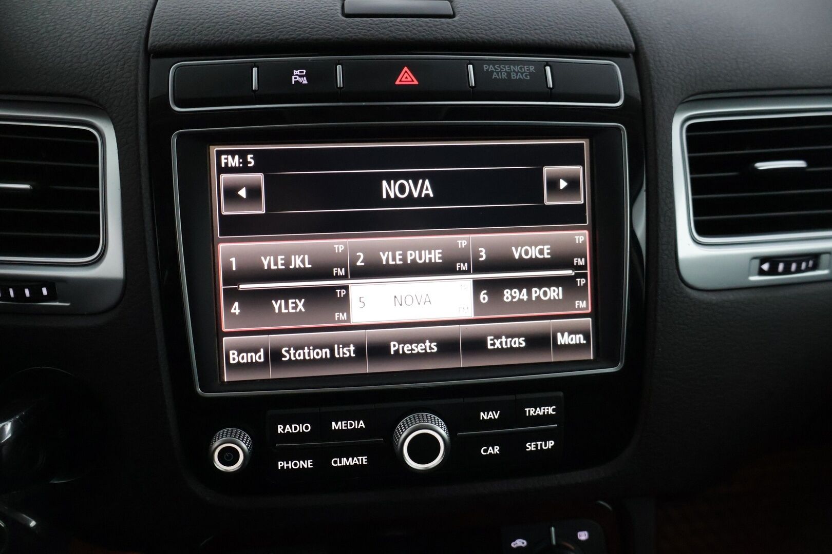 Volkswagen Touareg 2016 3,0 V6 TDI 150 kW (204 hv) 4MOTION Tiptronic-automaatti * Suomiauto / Webasto / P.Kamera / Vetokoukku / Navi * - *Vetomassa 3500kg / Muistipenkki / Kahdet renkaat vanteilla / Rautajousilla!*