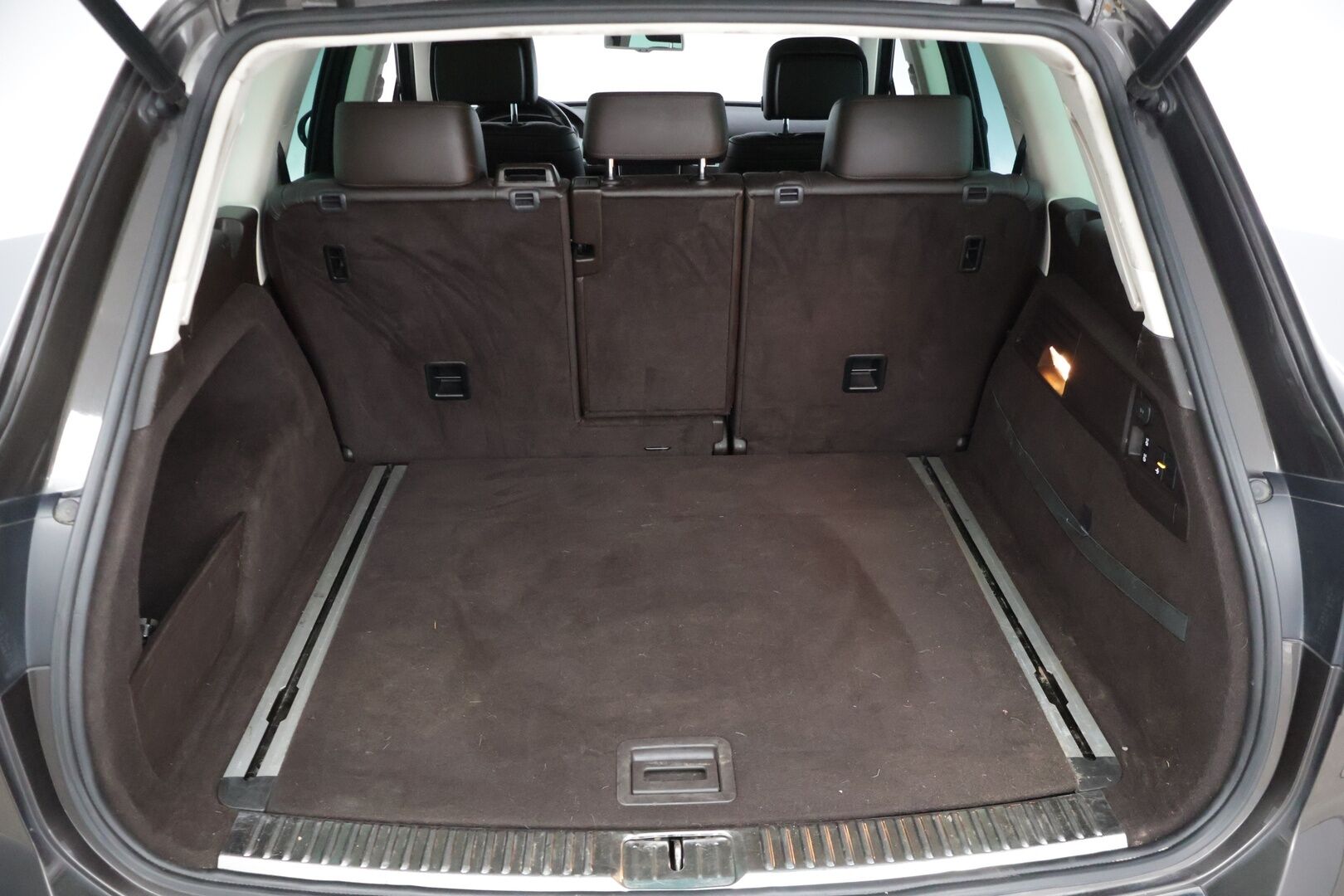 Volkswagen Touareg 2016 3,0 V6 TDI 150 kW (204 hv) 4MOTION Tiptronic-automaatti * Suomiauto / Webasto / P.Kamera / Vetokoukku / Navi * - *Vetomassa 3500kg / Muistipenkki / Kahdet renkaat vanteilla / Rautajousilla!*