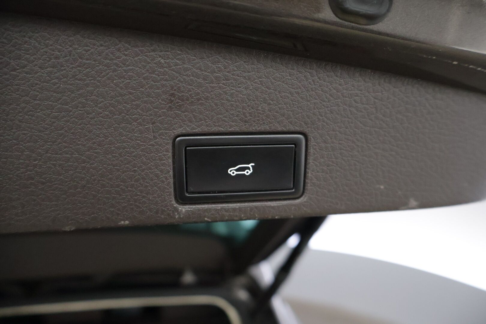 Volkswagen Touareg 2016 3,0 V6 TDI 150 kW (204 hv) 4MOTION Tiptronic-automaatti * Suomiauto / Webasto / P.Kamera / Vetokoukku / Navi * - *Vetomassa 3500kg / Muistipenkki / Kahdet renkaat vanteilla / Rautajousilla!*