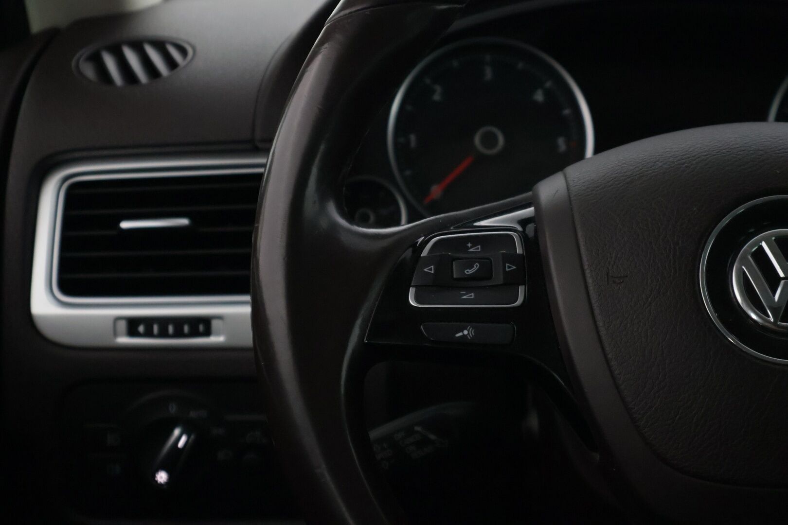 Volkswagen Touareg 2016 3,0 V6 TDI 150 kW (204 hv) 4MOTION Tiptronic-automaatti * Suomiauto / Webasto / P.Kamera / Vetokoukku / Navi * - *Vetomassa 3500kg / Muistipenkki / Kahdet renkaat vanteilla / Rautajousilla!*