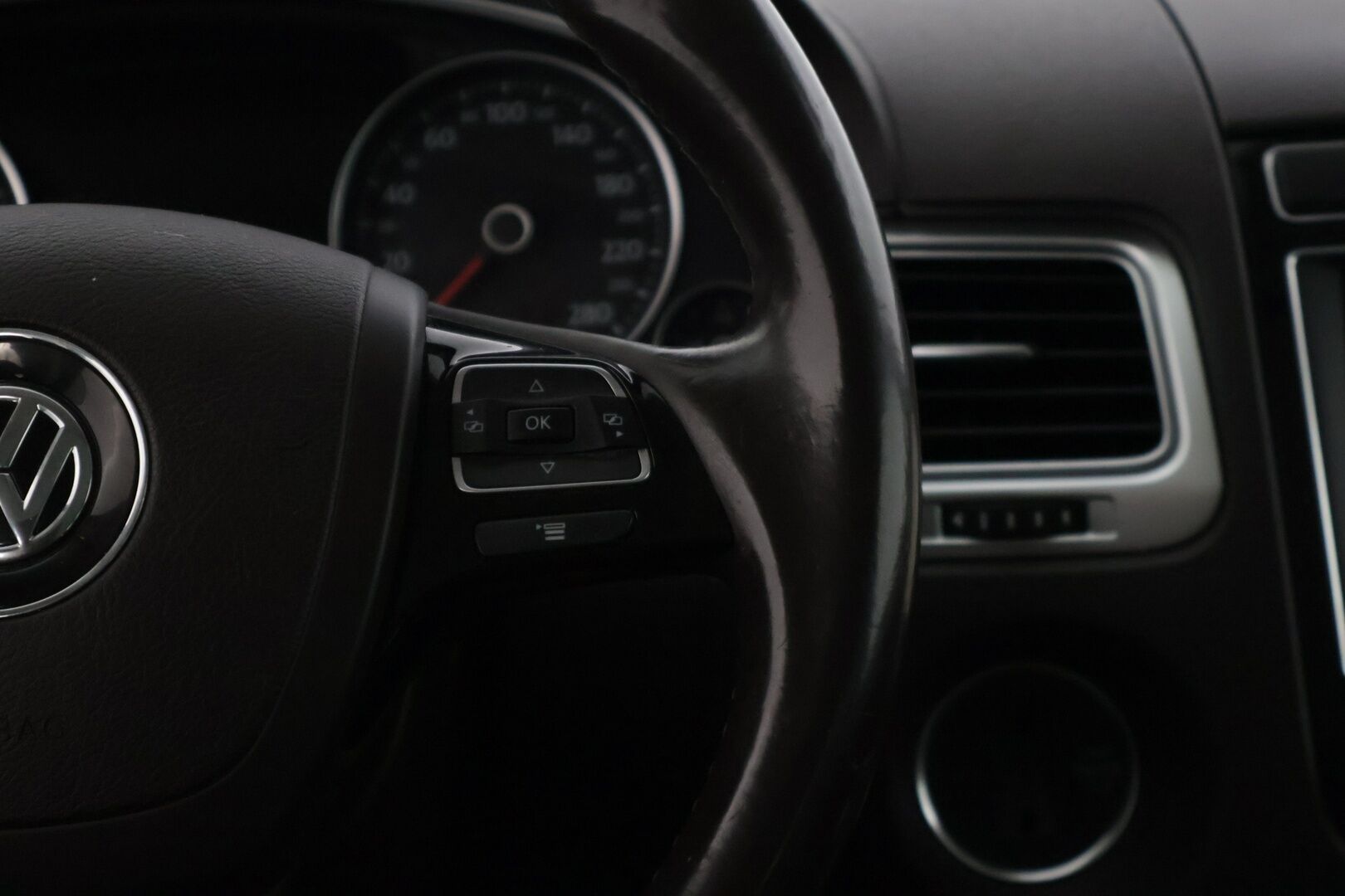 Volkswagen Touareg 2016 3,0 V6 TDI 150 kW (204 hv) 4MOTION Tiptronic-automaatti * Suomiauto / Webasto / P.Kamera / Vetokoukku / Navi * - *Vetomassa 3500kg / Muistipenkki / Kahdet renkaat vanteilla / Rautajousilla!*