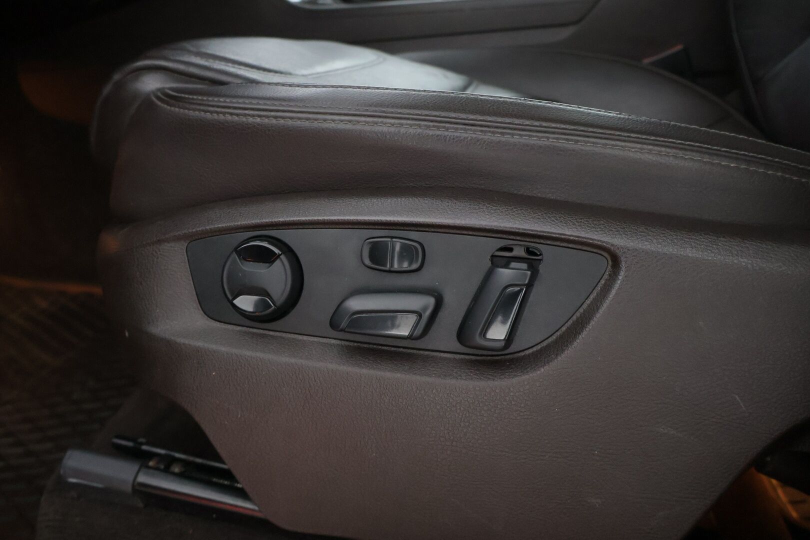 Volkswagen Touareg 2016 3,0 V6 TDI 150 kW (204 hv) 4MOTION Tiptronic-automaatti * Suomiauto / Webasto / P.Kamera / Vetokoukku / Navi * - *Vetomassa 3500kg / Muistipenkki / Kahdet renkaat vanteilla / Rautajousilla!*