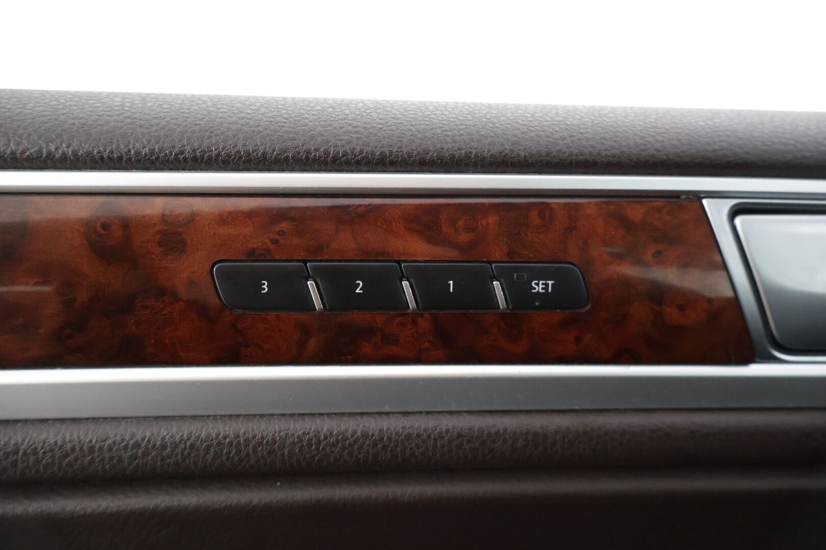 Volkswagen Touareg 2016 3,0 V6 TDI 150 kW (204 hv) 4MOTION Tiptronic-automaatti * Suomiauto / Webasto / P.Kamera / Vetokoukku / Navi * - *Vetomassa 3500kg / Muistipenkki / Kahdet renkaat vanteilla / Rautajousilla!*