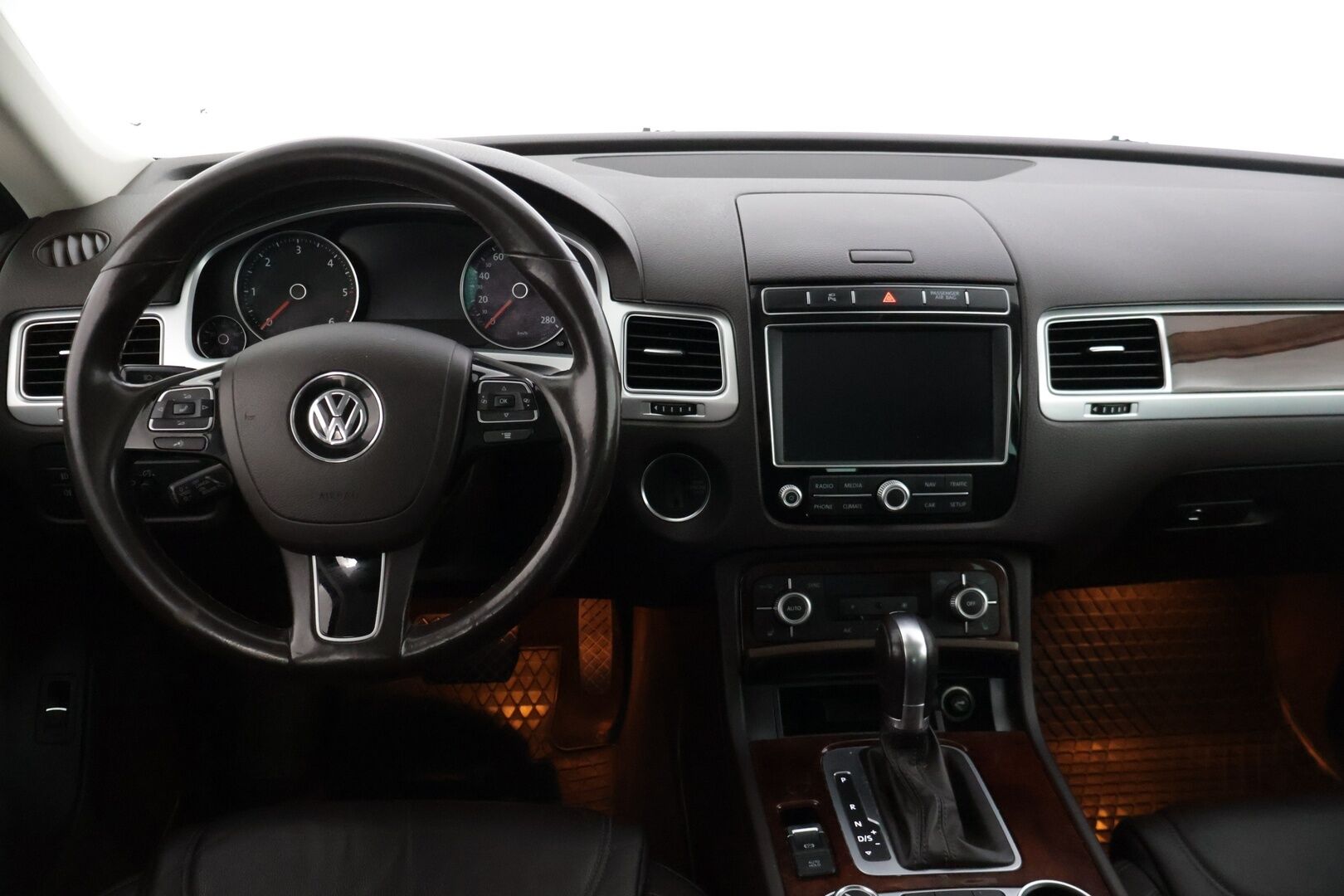 Volkswagen Touareg 2016 3,0 V6 TDI 150 kW (204 hv) 4MOTION Tiptronic-automaatti * Suomiauto / Webasto / P.Kamera / Vetokoukku / Navi * - *Vetomassa 3500kg / Muistipenkki / Kahdet renkaat vanteilla / Rautajousilla!*