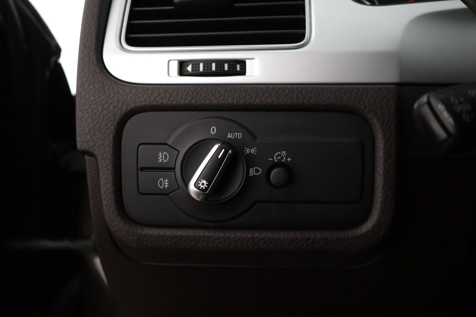 Volkswagen Touareg 2016 3,0 V6 TDI 150 kW (204 hv) 4MOTION Tiptronic-automaatti * Suomiauto / Webasto / P.Kamera / Vetokoukku / Navi * - *Vetomassa 3500kg / Muistipenkki / Kahdet renkaat vanteilla / Rautajousilla!*