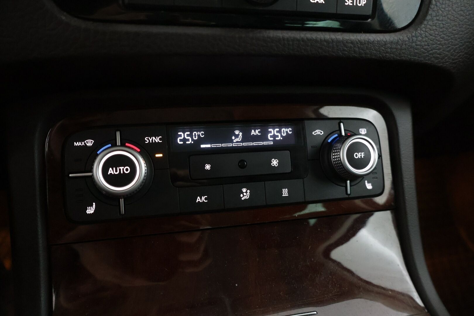 Volkswagen Touareg 2016 3,0 V6 TDI 150 kW (204 hv) 4MOTION Tiptronic-automaatti * Suomiauto / Webasto / P.Kamera / Vetokoukku / Navi * - *Vetomassa 3500kg / Muistipenkki / Kahdet renkaat vanteilla / Rautajousilla!*