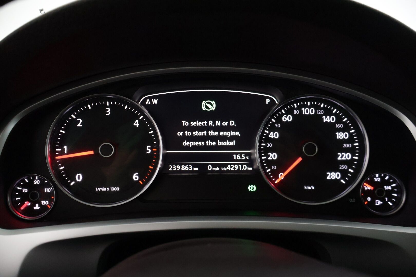 Volkswagen Touareg 2016 3,0 V6 TDI 150 kW (204 hv) 4MOTION Tiptronic-automaatti * Suomiauto / Webasto / P.Kamera / Vetokoukku / Navi * - *Vetomassa 3500kg / Muistipenkki / Kahdet renkaat vanteilla / Rautajousilla!*