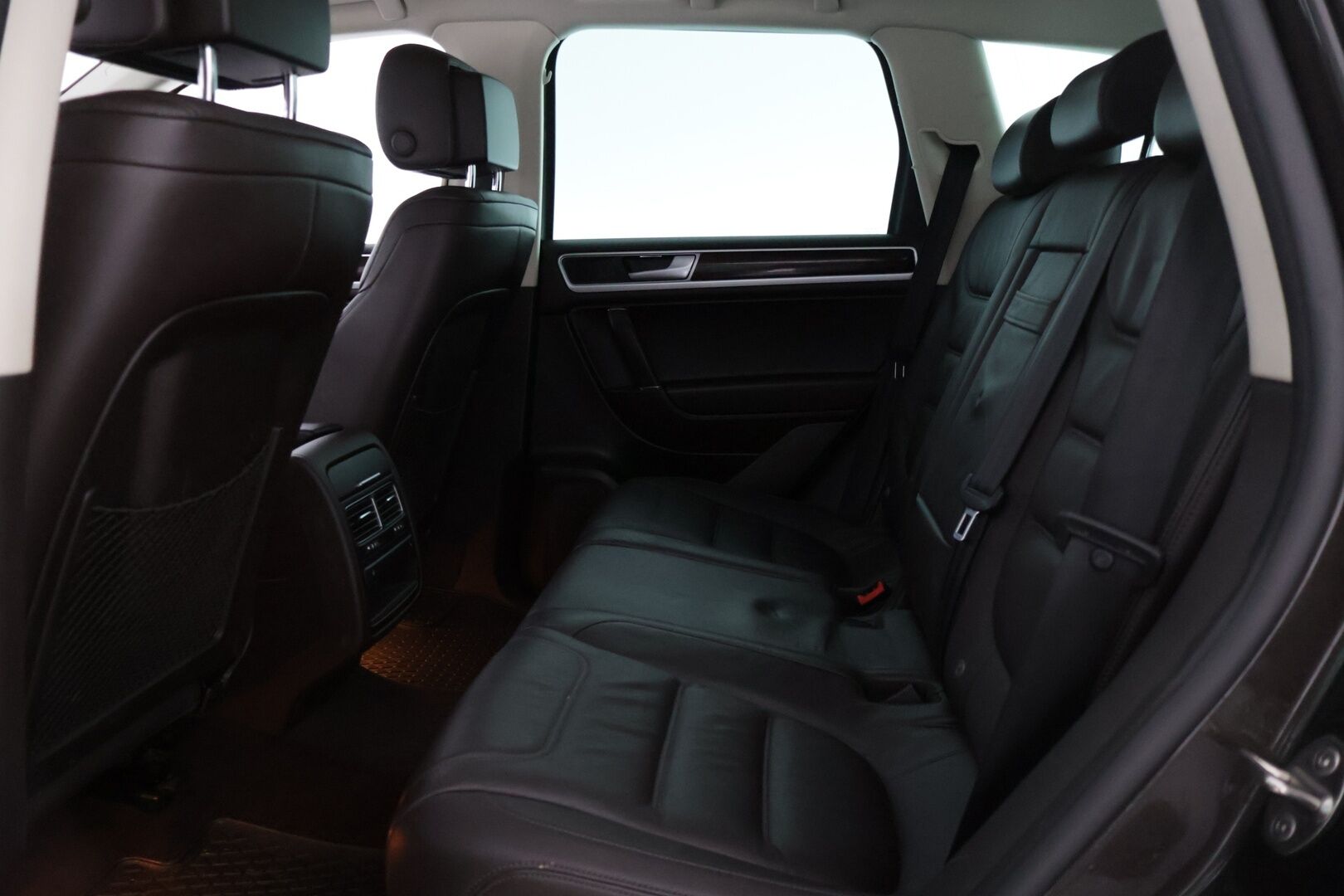 Volkswagen Touareg 2016 3,0 V6 TDI 150 kW (204 hv) 4MOTION Tiptronic-automaatti * Suomiauto / Webasto / P.Kamera / Vetokoukku / Navi * - *Vetomassa 3500kg / Muistipenkki / Kahdet renkaat vanteilla / Rautajousilla!*