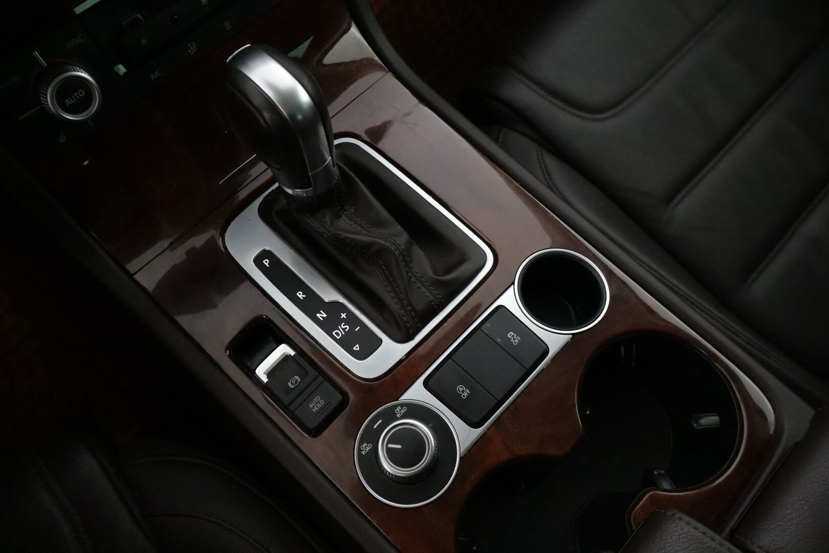 Volkswagen Touareg 2016 3,0 V6 TDI 150 kW (204 hv) 4MOTION Tiptronic-automaatti * Suomiauto / Webasto / P.Kamera / Vetokoukku / Navi * - *Vetomassa 3500kg / Muistipenkki / Kahdet renkaat vanteilla / Rautajousilla!*