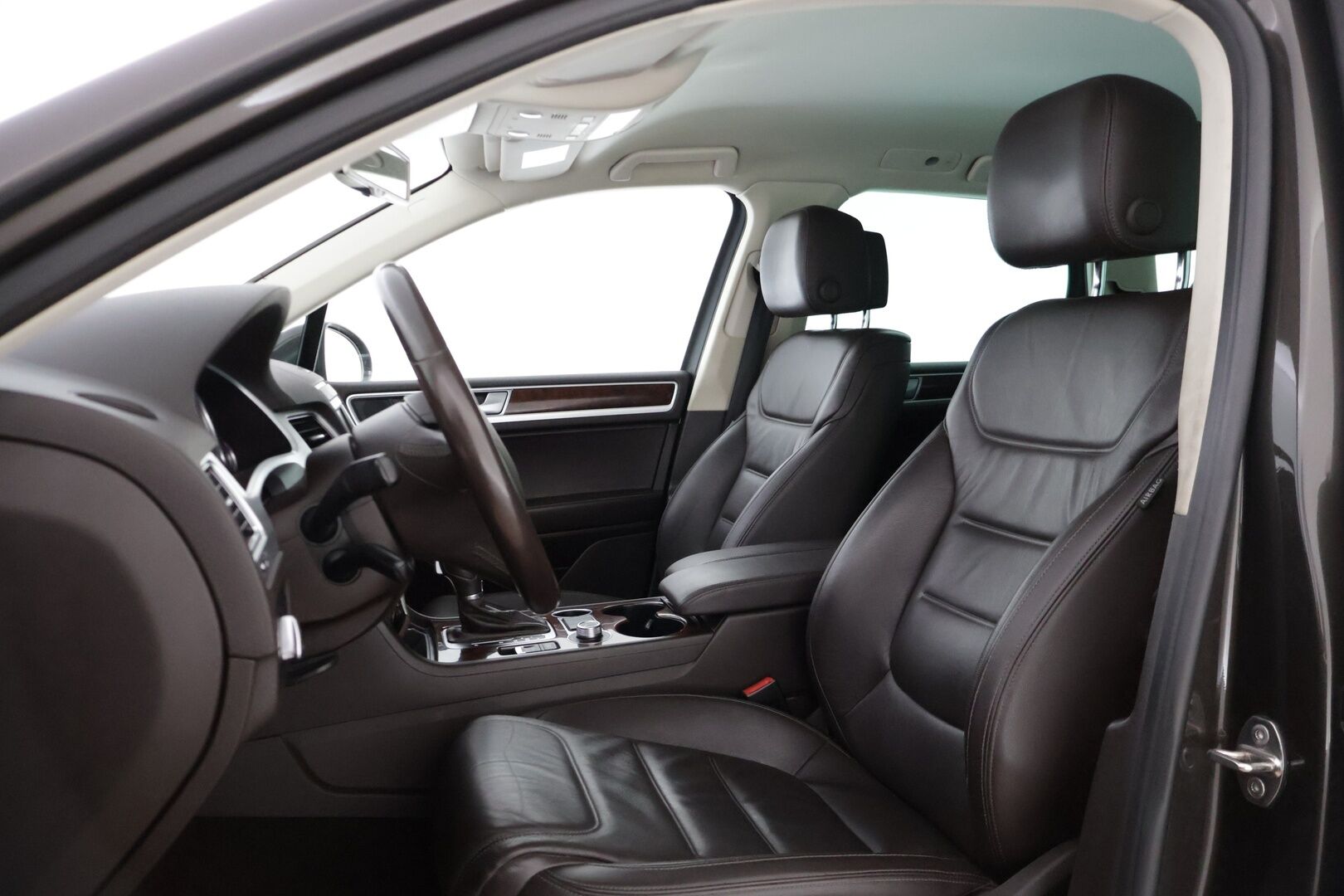 Volkswagen Touareg 2016 3,0 V6 TDI 150 kW (204 hv) 4MOTION Tiptronic-automaatti * Suomiauto / Webasto / P.Kamera / Vetokoukku / Navi * - *Vetomassa 3500kg / Muistipenkki / Kahdet renkaat vanteilla / Rautajousilla!*