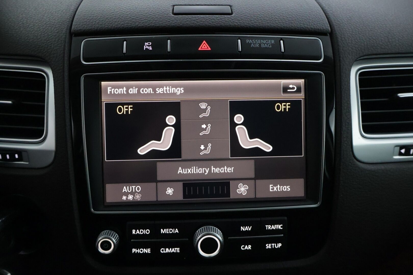 Volkswagen Touareg 2016 3,0 V6 TDI 150 kW (204 hv) 4MOTION Tiptronic-automaatti * Suomiauto / Webasto / P.Kamera / Vetokoukku / Navi * - *Vetomassa 3500kg / Muistipenkki / Kahdet renkaat vanteilla / Rautajousilla!*