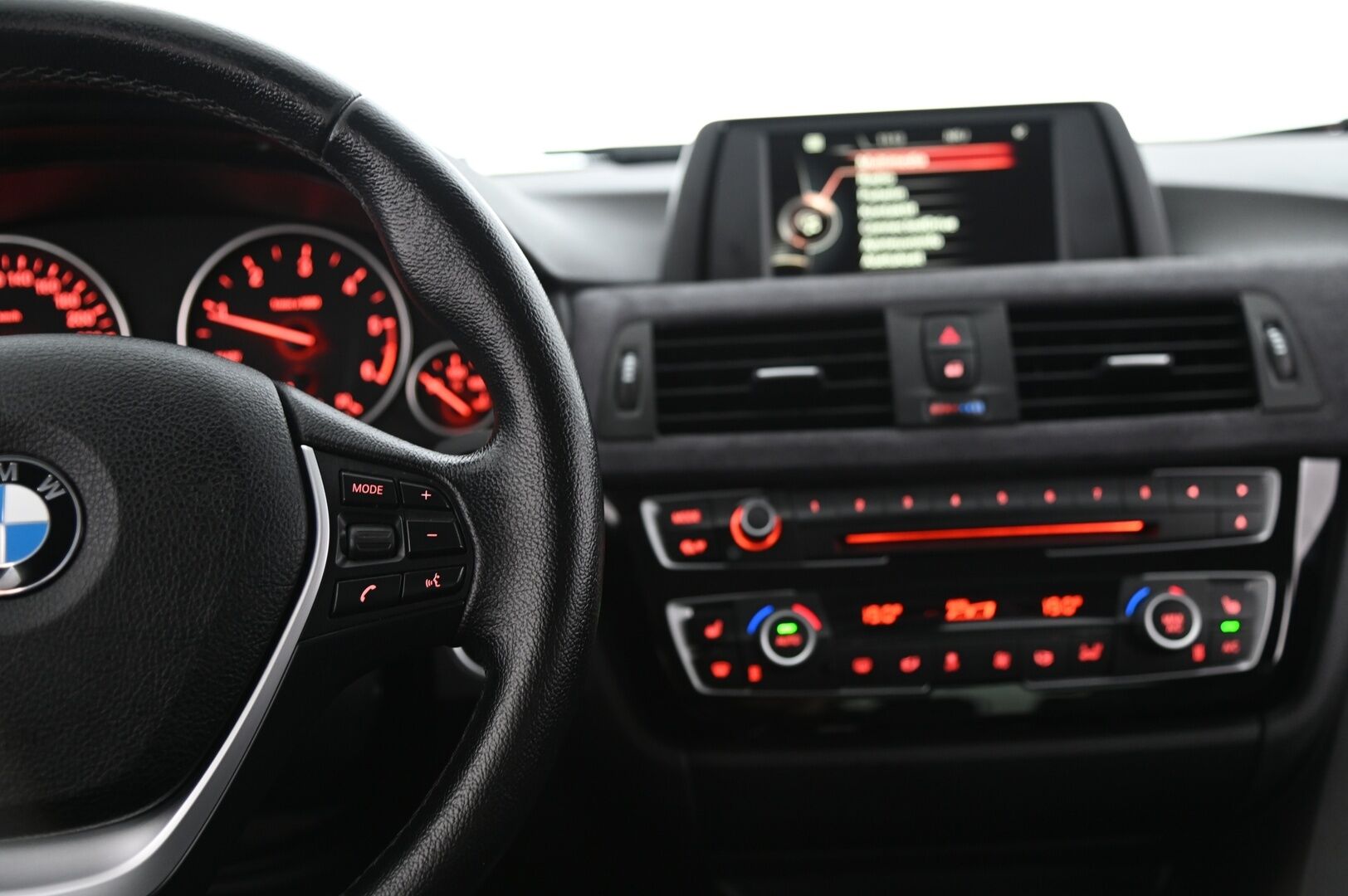 BMW 316 2016 F30 LCI Sedan Business *LED / Bluetooth / P.tutkat / Lohkolämmitin & sisäpistoke / Vakkari* - 2x hyvät renkaat / Juuri huollettu!
