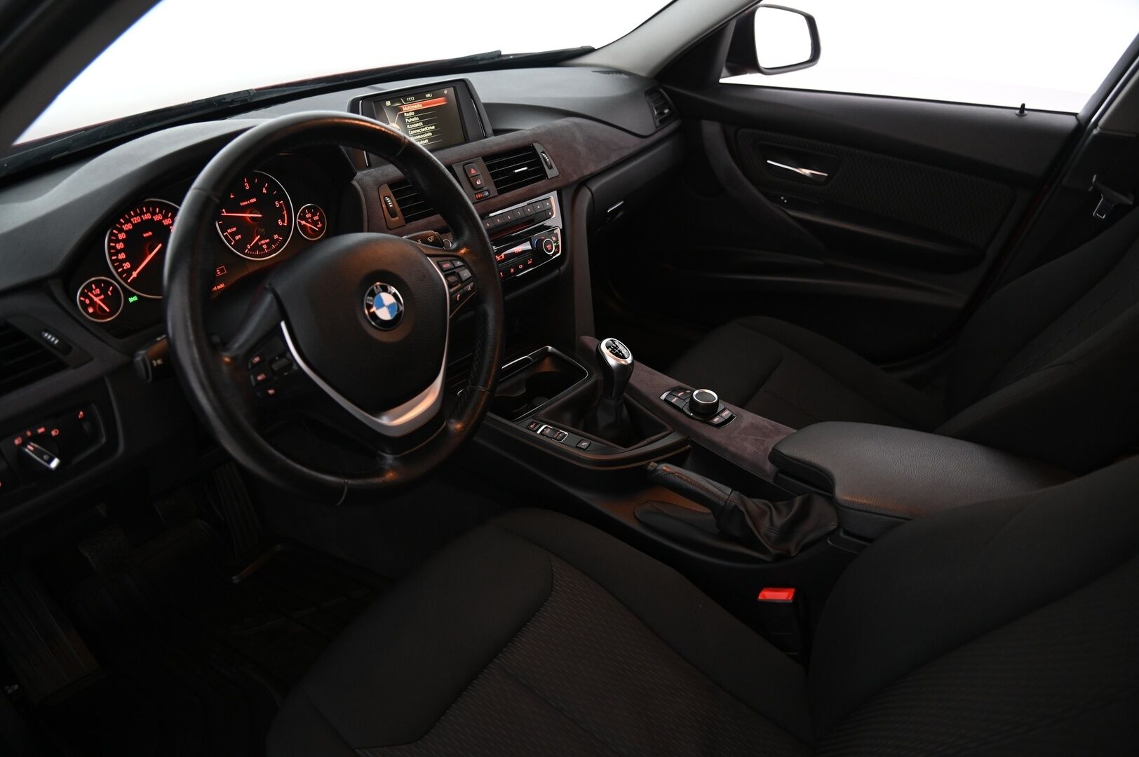 BMW 316 2016 F30 LCI Sedan Business *LED / Bluetooth / P.tutkat / Lohkolämmitin & sisäpistoke / Vakkari* - 2x hyvät renkaat / Juuri huollettu!